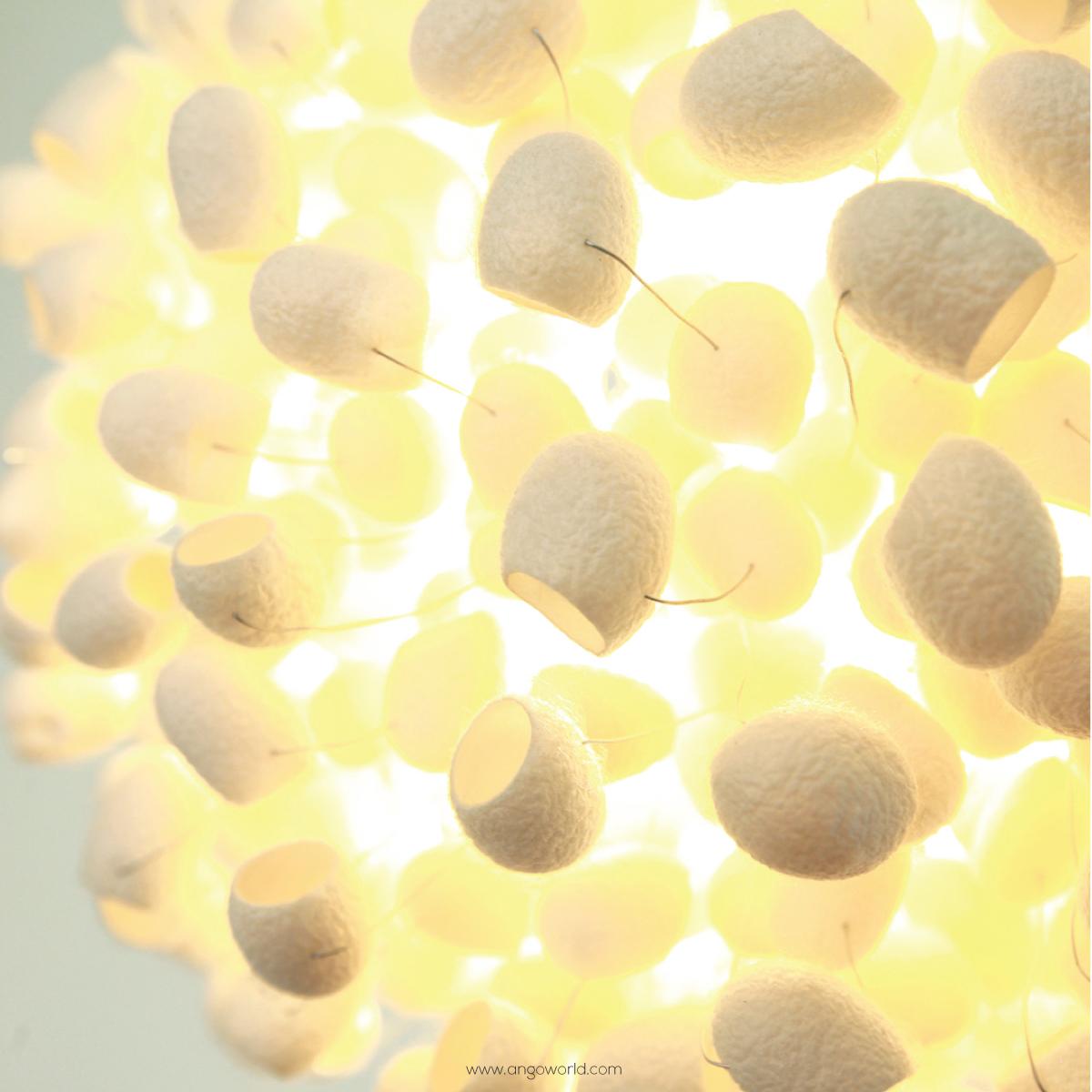 Organico moderno Chrysalis Wall di Ango - Lampada da parete a bozzolo di seta realizzata a mano in vendita