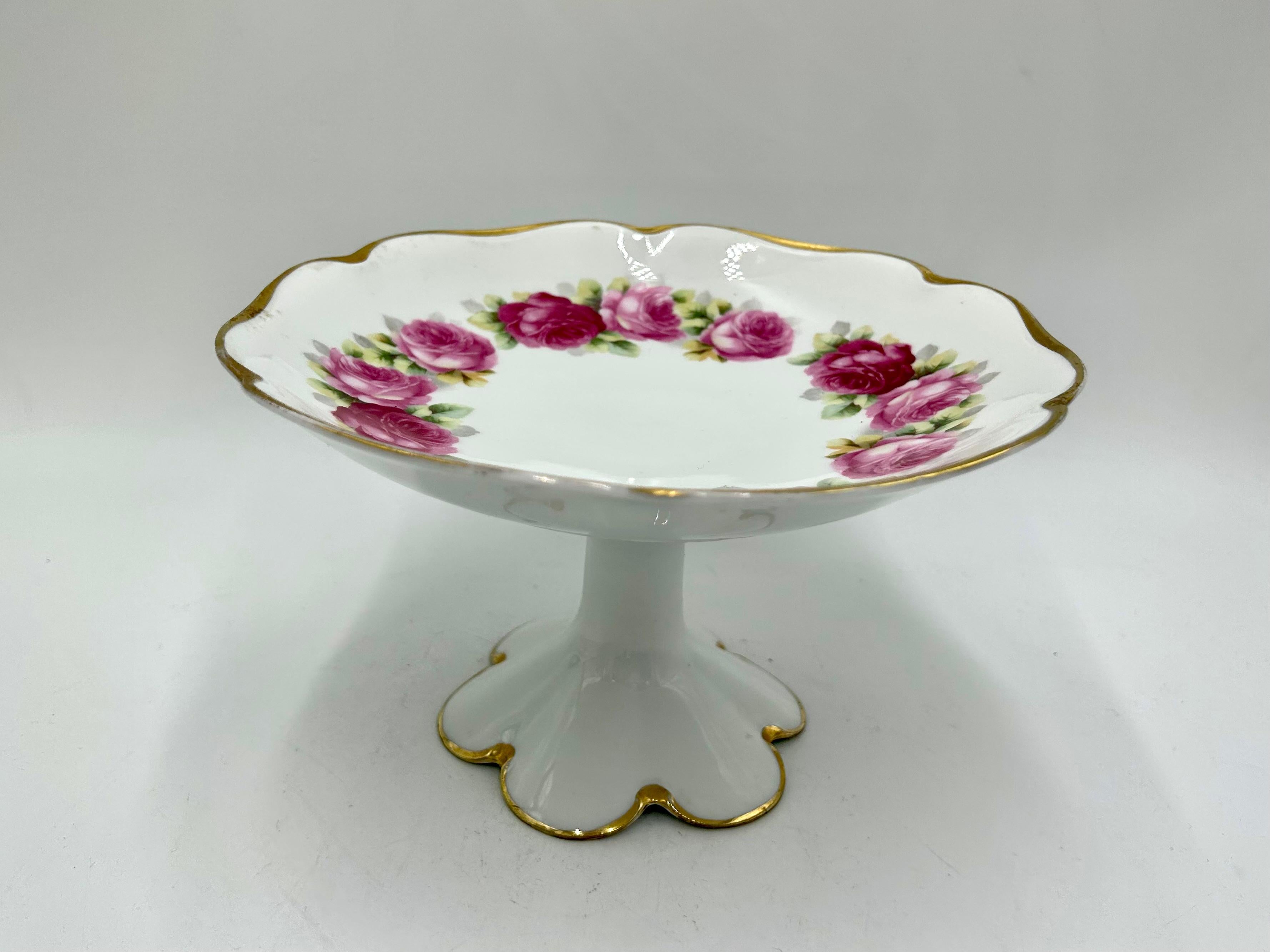 A beautiful platter on a leg from the Chrysantheme Cacilie collection of the excellent Rosenthal manufacturer

White porcelain decorated with a motif of pink flowers and gilding.

Signed with the mark of the factory used in the years