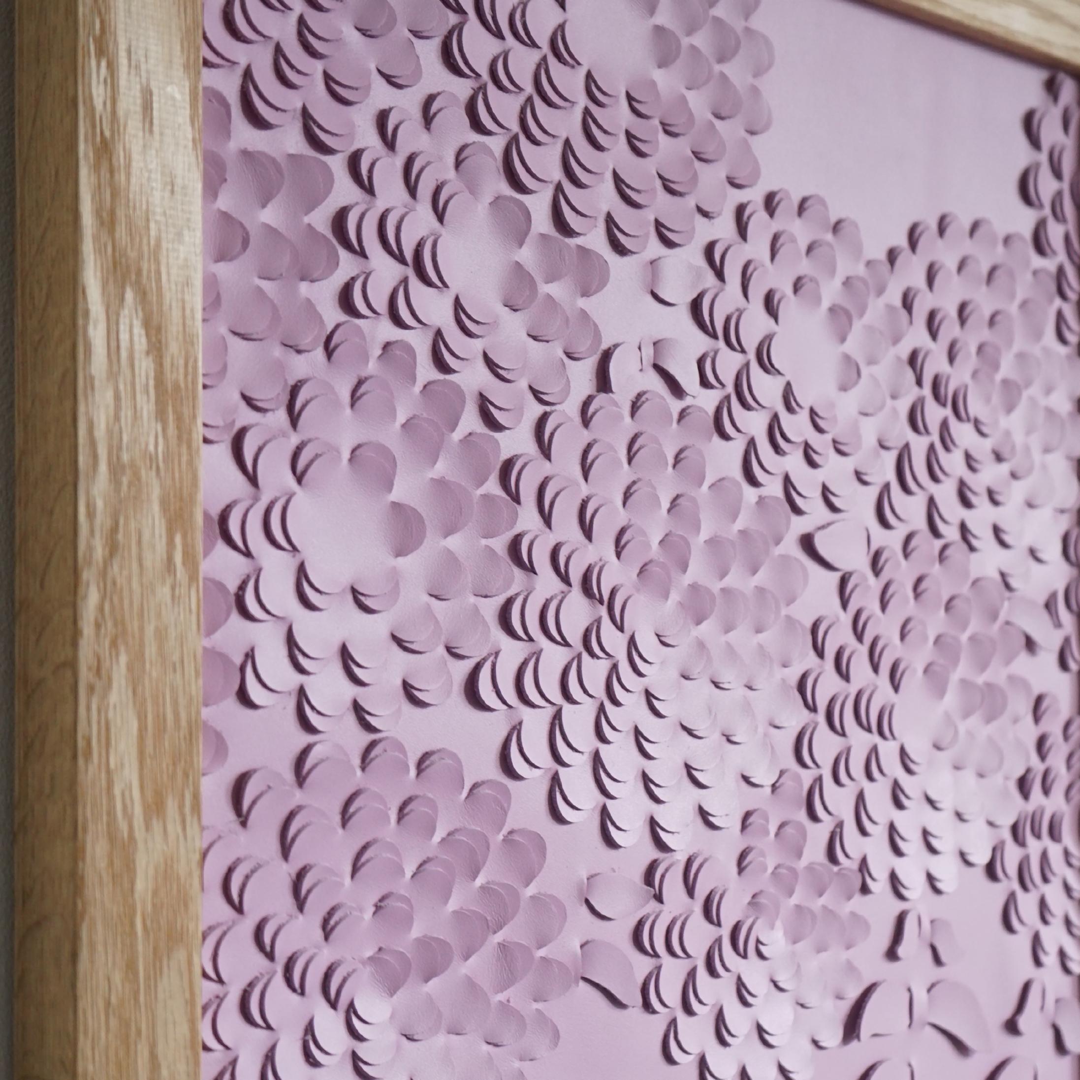 Moderne Chrysanthème une pièce d'art mural sculptural en cuir rose en 3D en vente