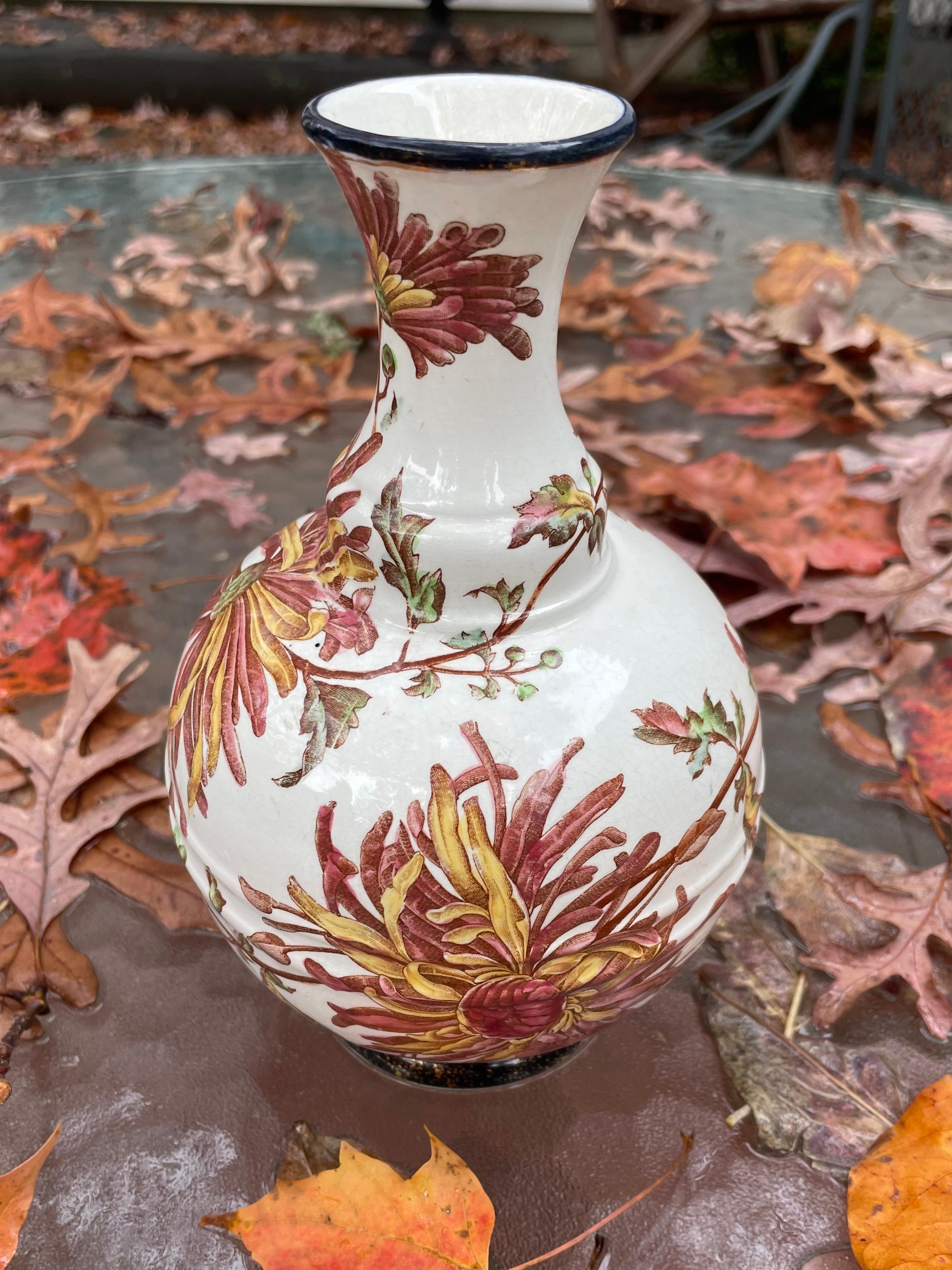 20ième siècle Vase à bourgeons de chrysanthème en vente