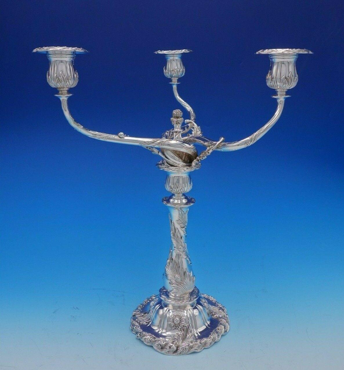 La lujosa plata Crisantemo de Tiffany fue diseñada en 1880. Con sus curvas fluidas, su vegetación arremolinada, sus zarcillos serpenteantes y sus exóticas plantas en flor, el Crisantemo es característico del 
