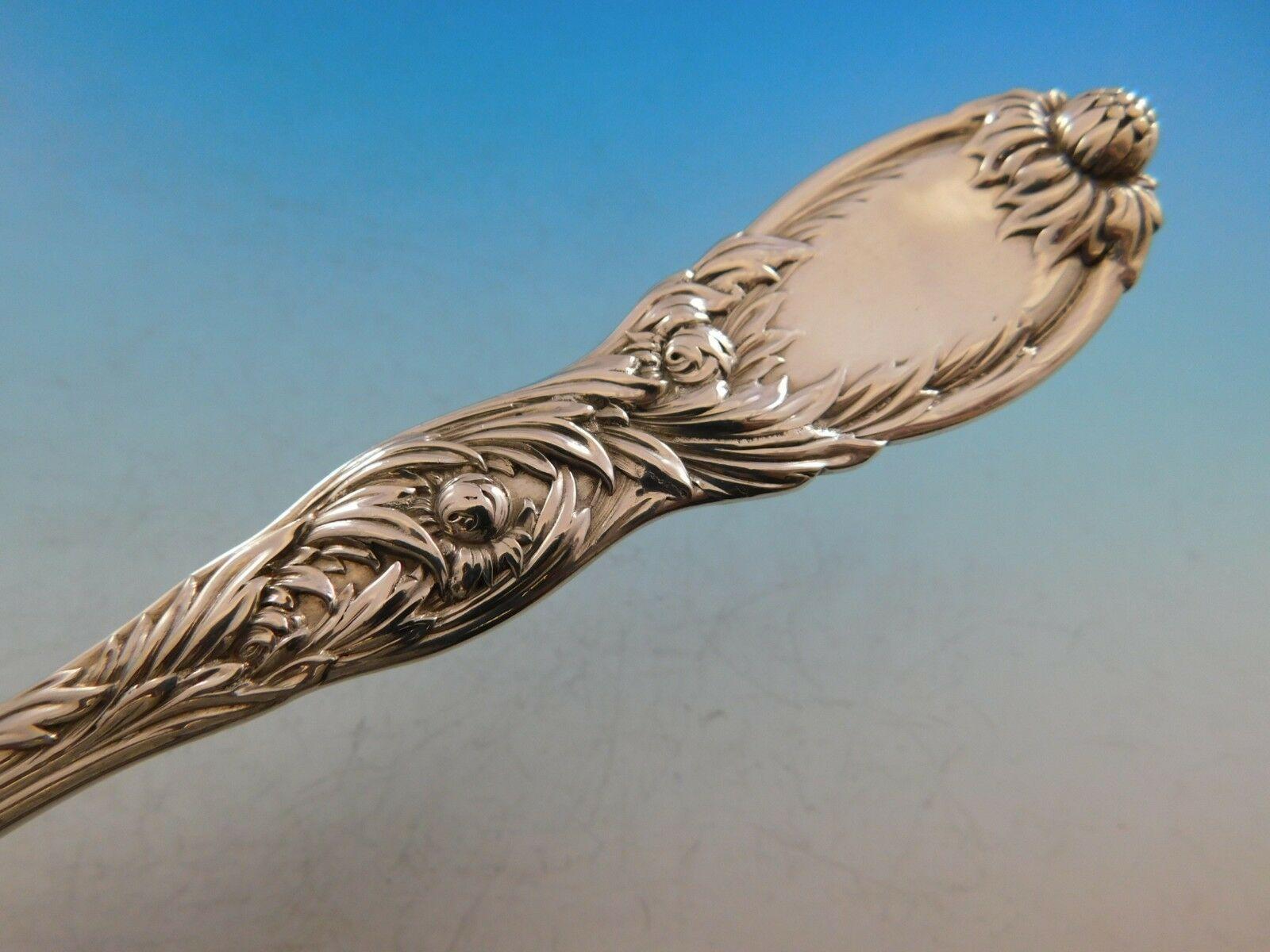 Crisantemo (circa 1880) Il lussuoso argento Chrysanthemum di Tiffany è stato disegnato nel 1880 da Charles Grosjean. Con le sue curve fluenti, la vegetazione vorticosa, i viticci serpeggianti e i fiori esotici in fiore, il crisantemo è