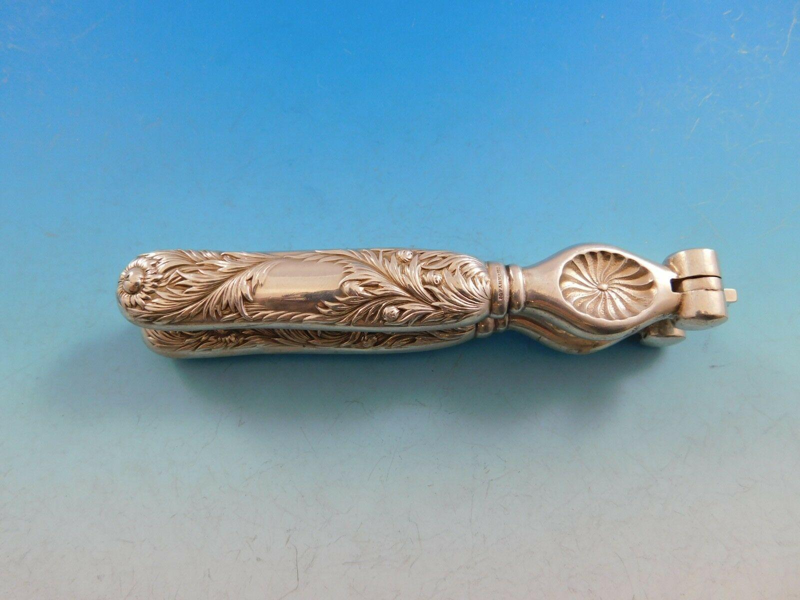 Chrysanthème (c1880) Le luxueux chrysanthème en argent de Tiffany a été conçu en 1880 par Charles Grosjean. Avec ses courbes fluides, sa végétation tourbillonnante, ses vrilles sinueuses et ses fleurs exotiques, le chrysanthème est caractéristique