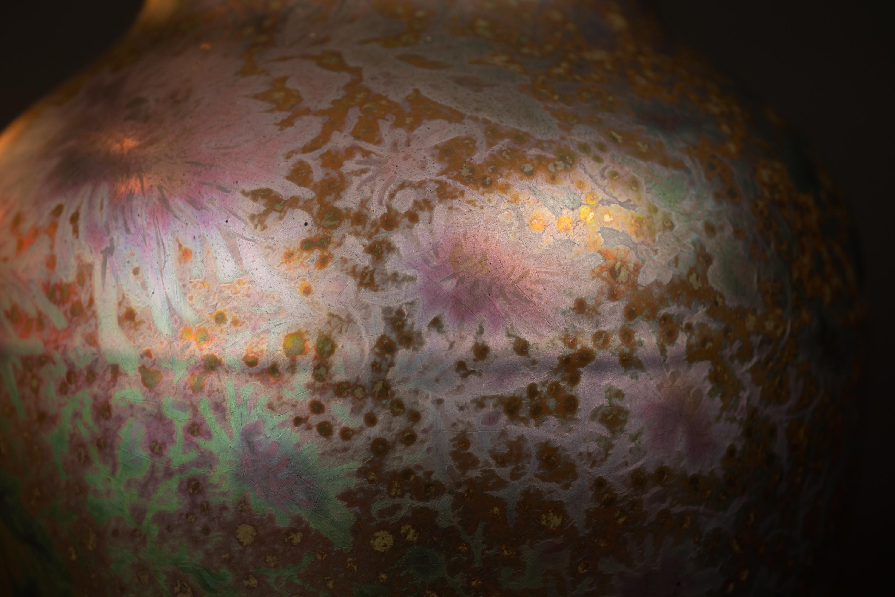 Schillernde Chrysantheme-Vase im Jugendstil von Clement Massier im Angebot 1