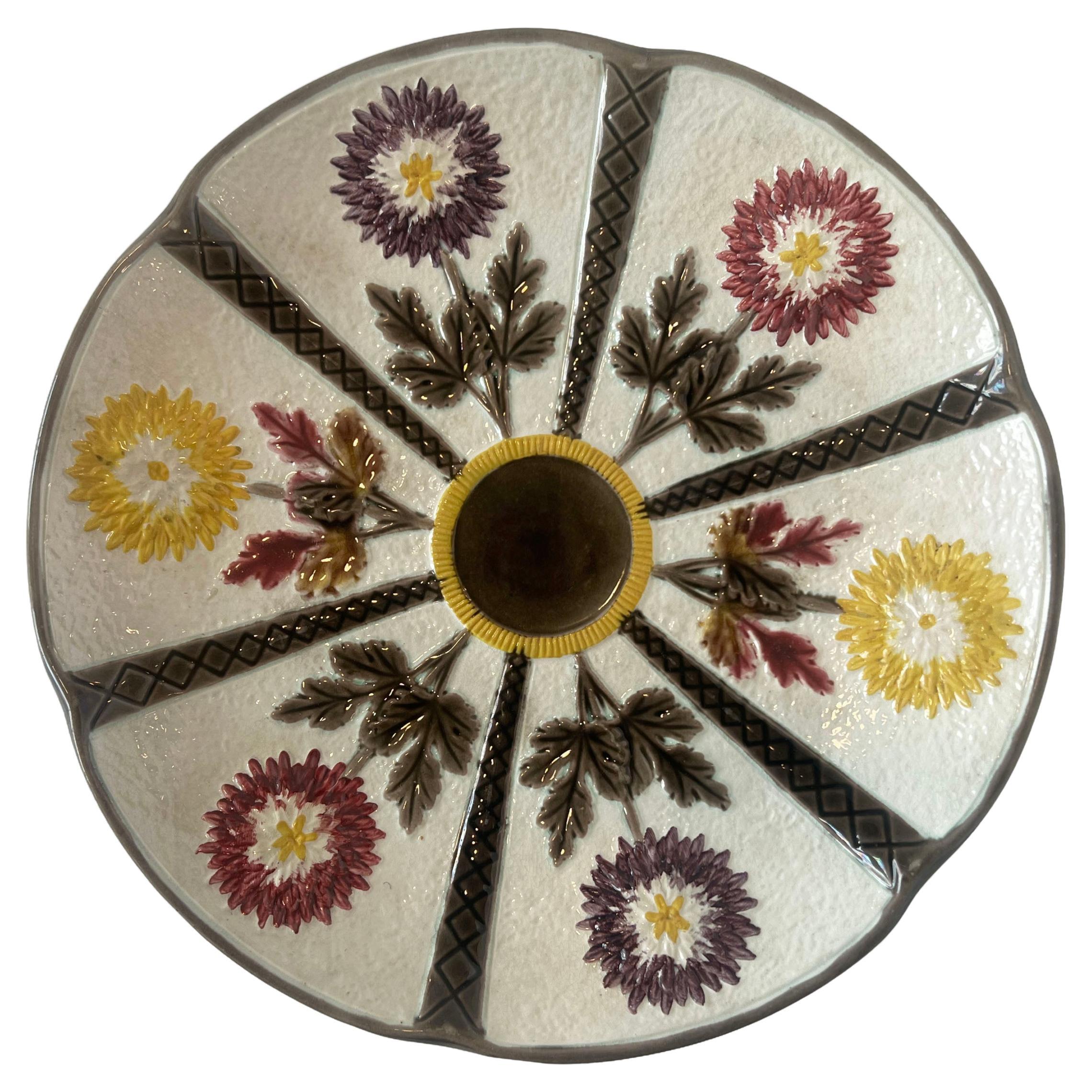 Assiette au chrysanthème ; Collection de majoliques d'Andre Leon Talley en vente