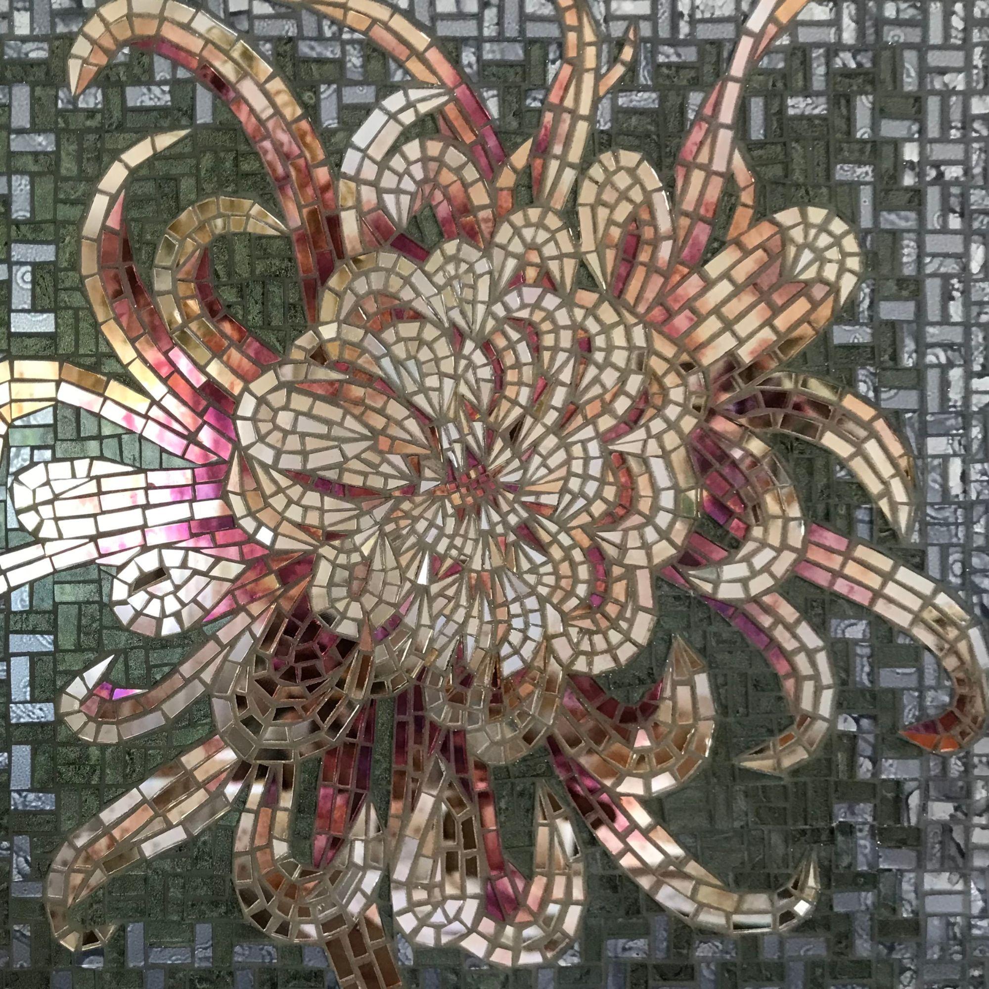 Chrysanthemum è una sofisticata scultura a mosaico da parete, realizzata in vetro specchiato secondo l’eccellenza della tradizione veneziana. Un’opera d’arte contemporanea che unisce luce, materia e gesto.

Chrysanthemum è una scultura a mosaico da