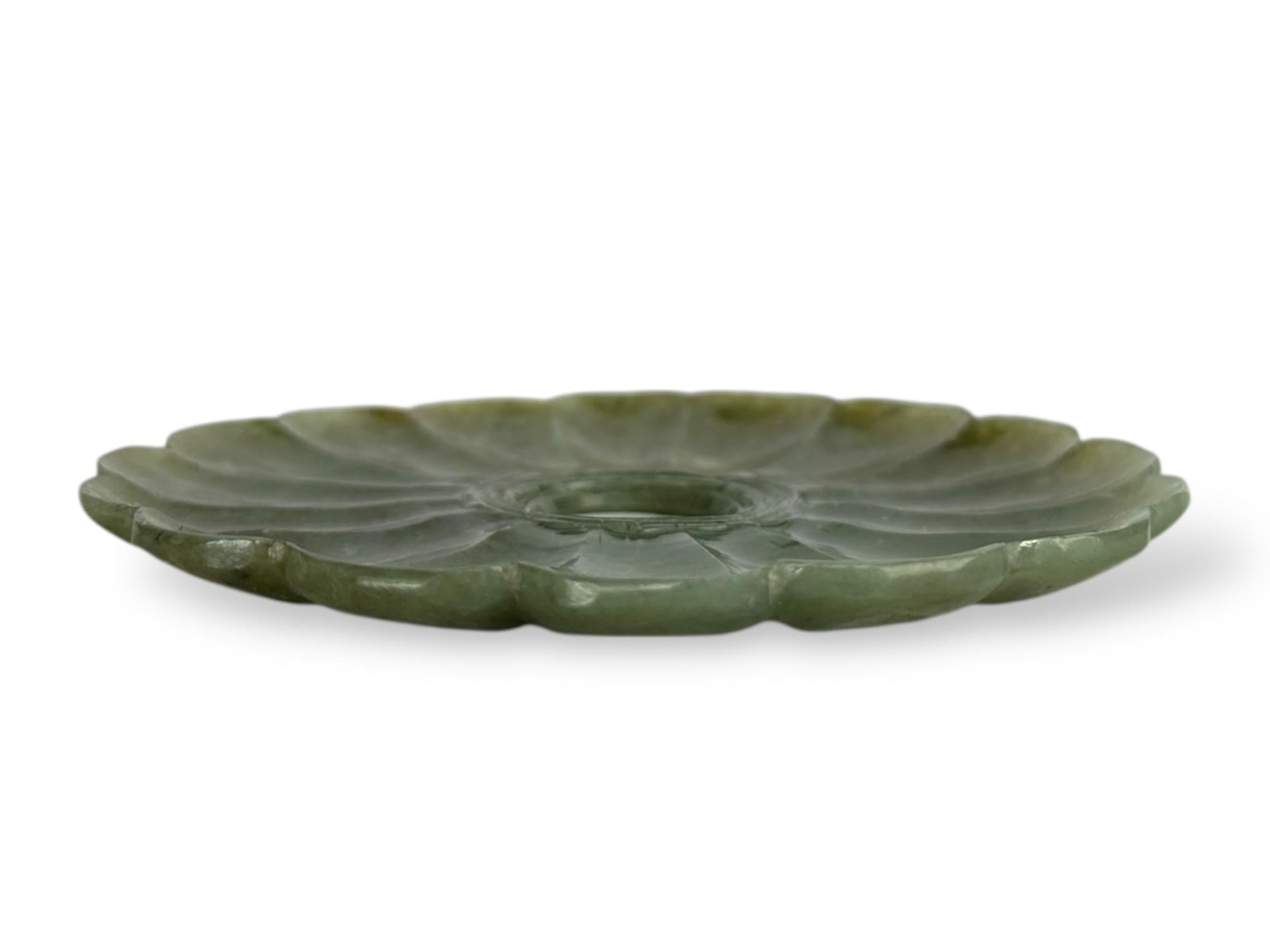 Support de tasse à thé en jade sculpté en forme de chrysanthème en vente 2