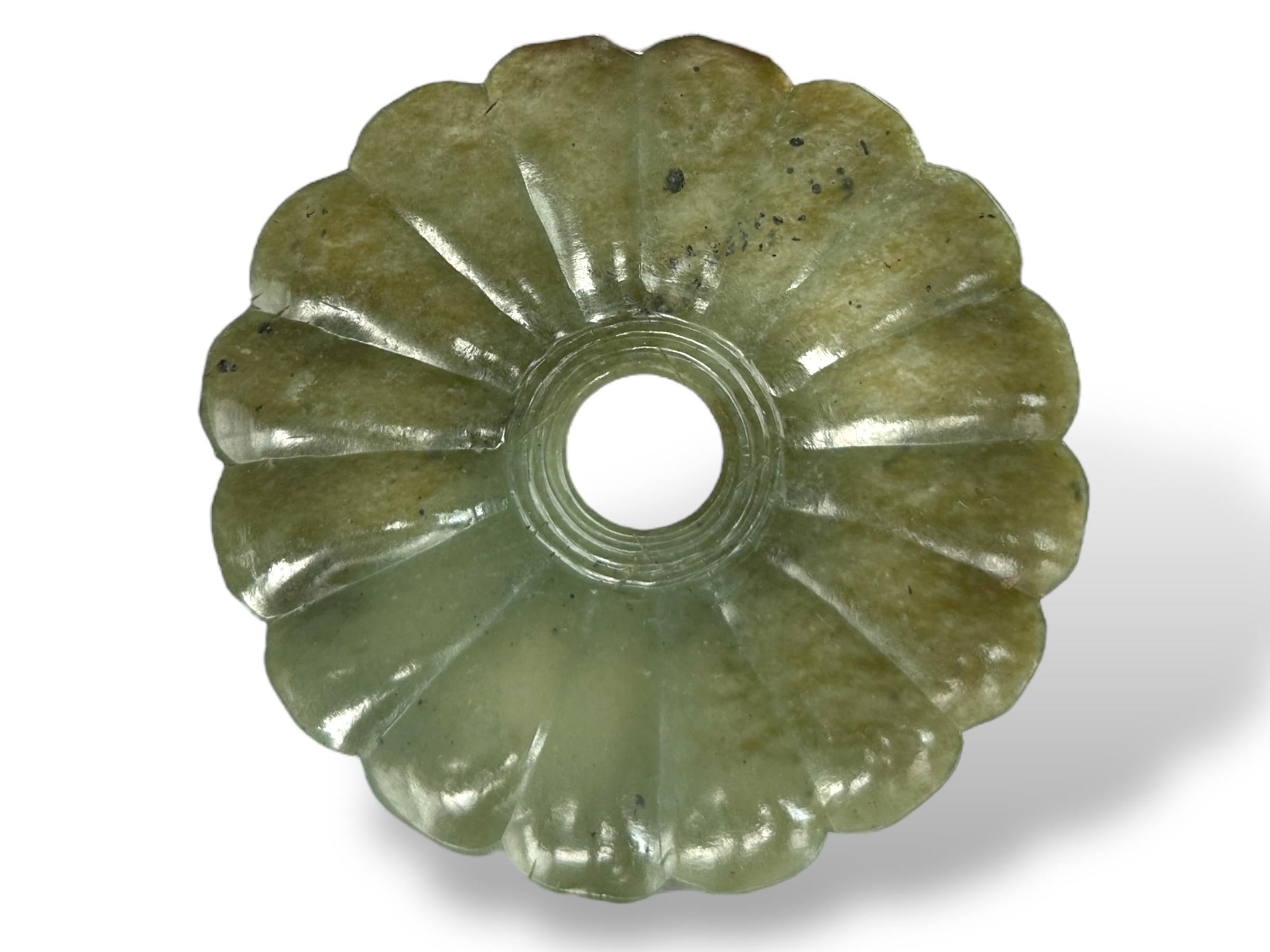 Support de tasse à thé en jade sculpté en forme de chrysanthème en vente 3