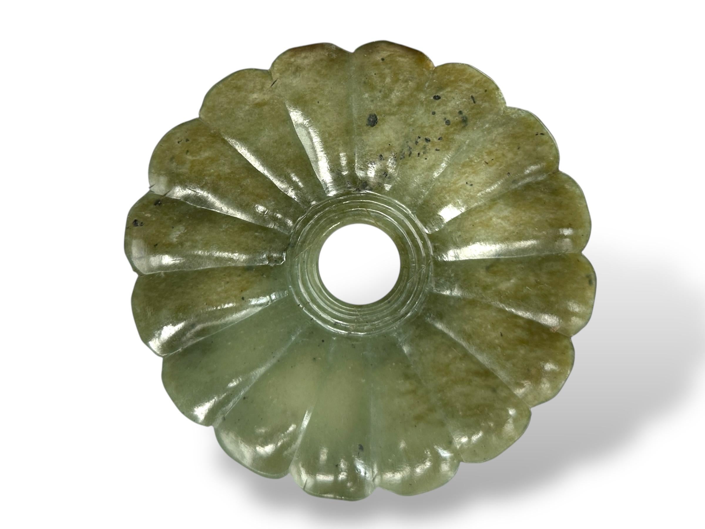Support de tasse à thé en jade sculpté en forme de chrysanthème en vente 4