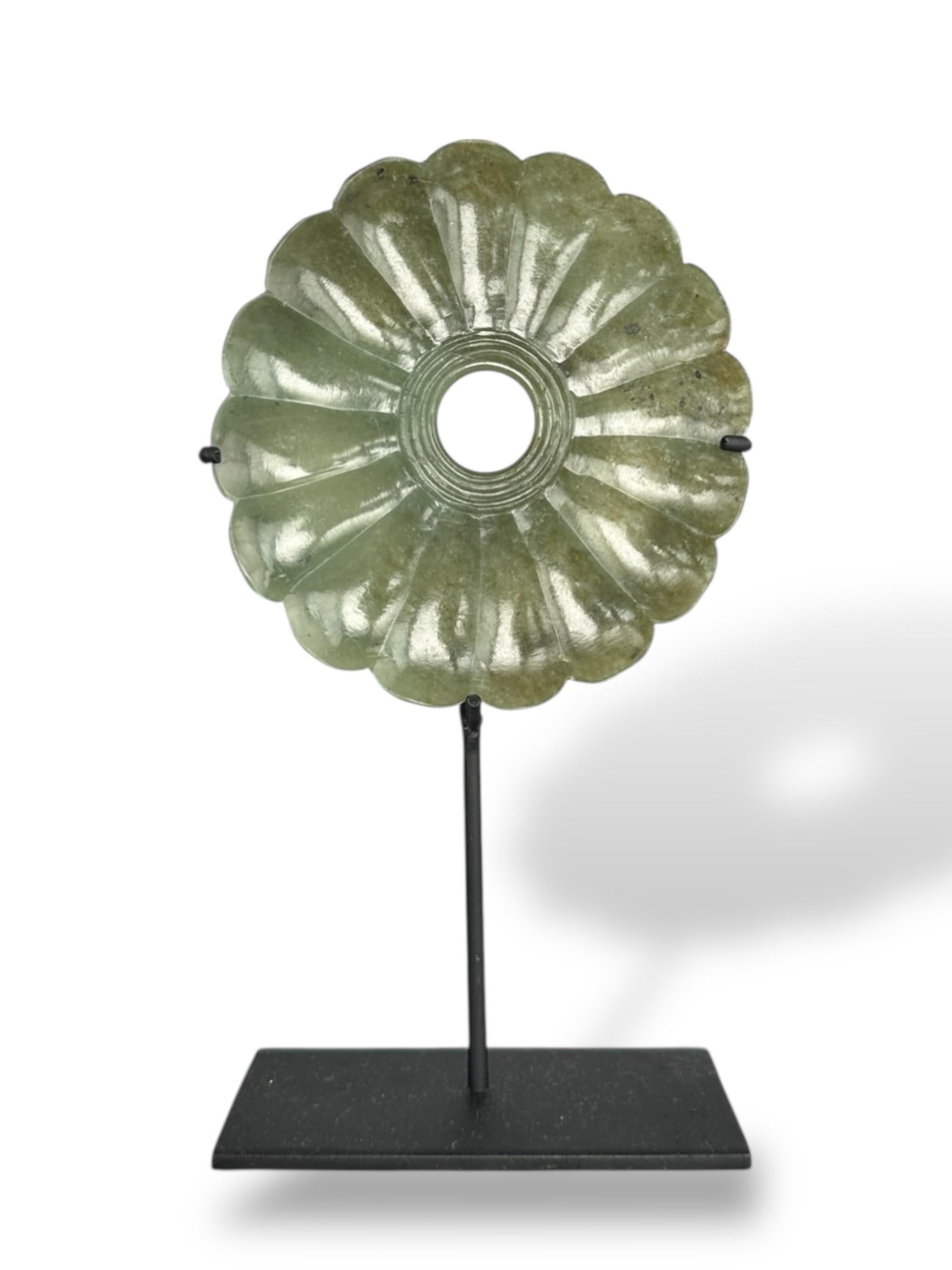 Elegant chajuo (support de tasse à thé) en jade chinois du 18e-19e siècle, sculpté dans la forme d'une fleur de chrysanthème, symbole traditionnel de longévité et de pureté. Le jade vert céladon translucide est finement travaillé avec seize lobes