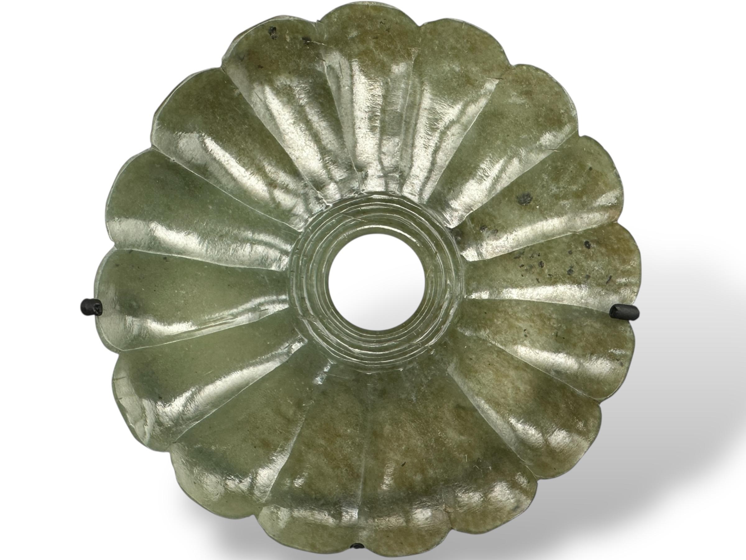 Qing Support de tasse à thé en jade sculpté en forme de chrysanthème en vente