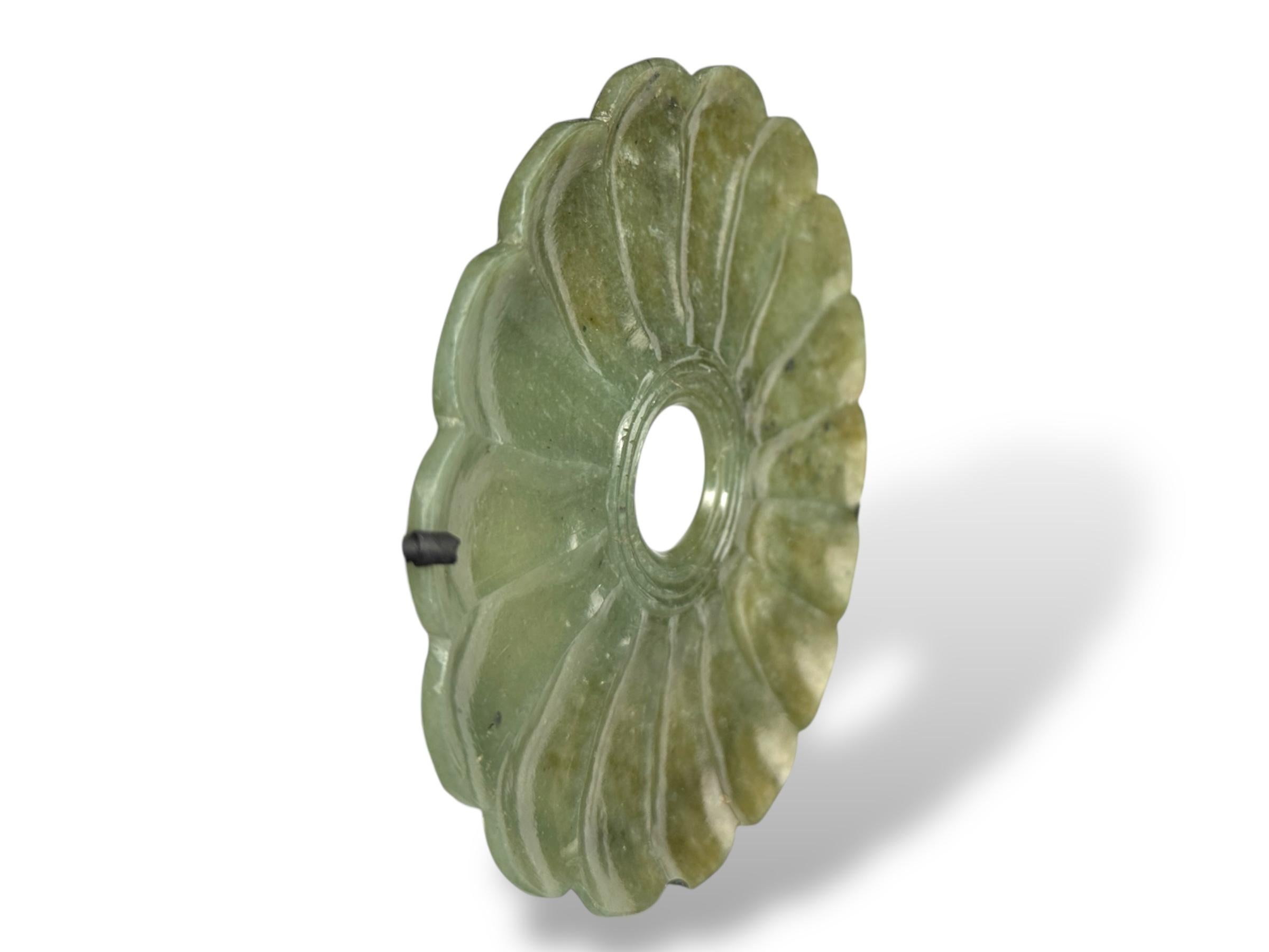 Chinois Support de tasse à thé en jade sculpté en forme de chrysanthème en vente