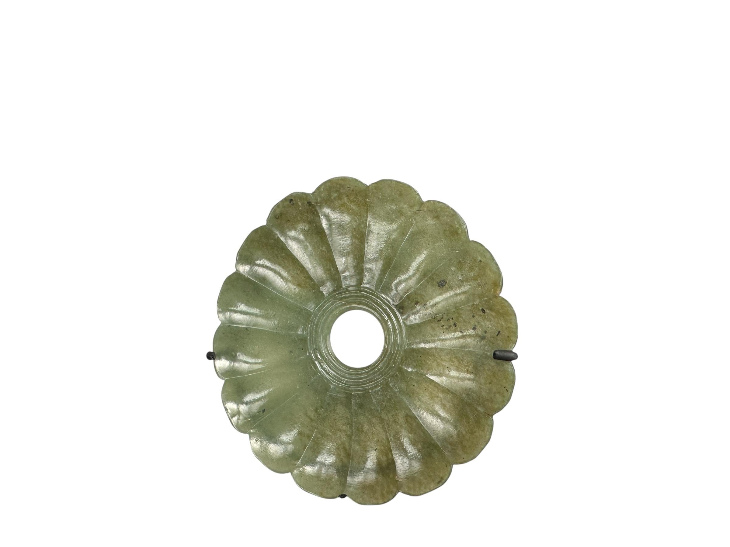 Sculpté à la main Support de tasse à thé en jade sculpté en forme de chrysanthème en vente