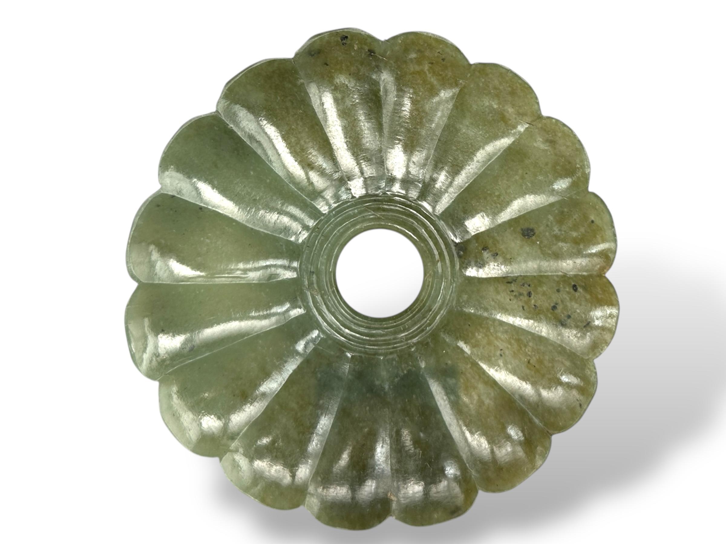 Support de tasse à thé en jade sculpté en forme de chrysanthème Bon état - En vente à Fukuoka, JP