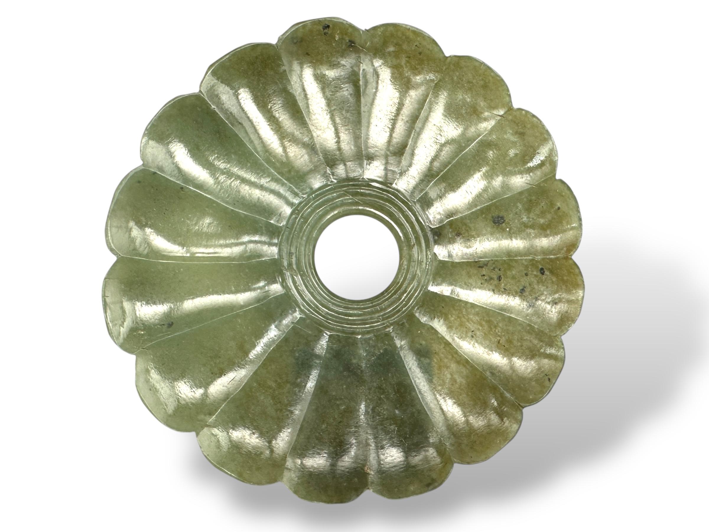 XVIIIe siècle et antérieur Support de tasse à thé en jade sculpté en forme de chrysanthème en vente