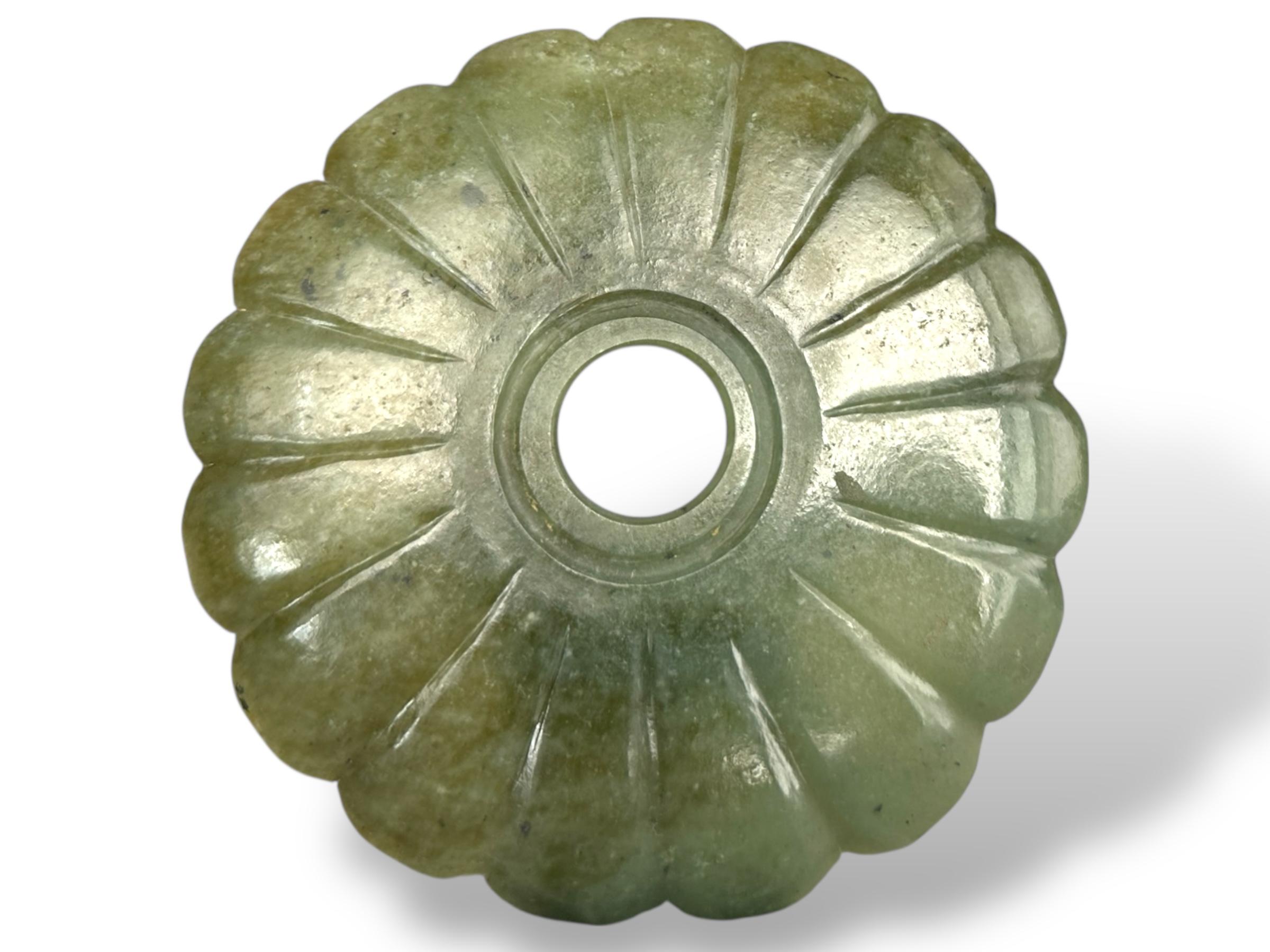 Jade Support de tasse à thé en jade sculpté en forme de chrysanthème en vente