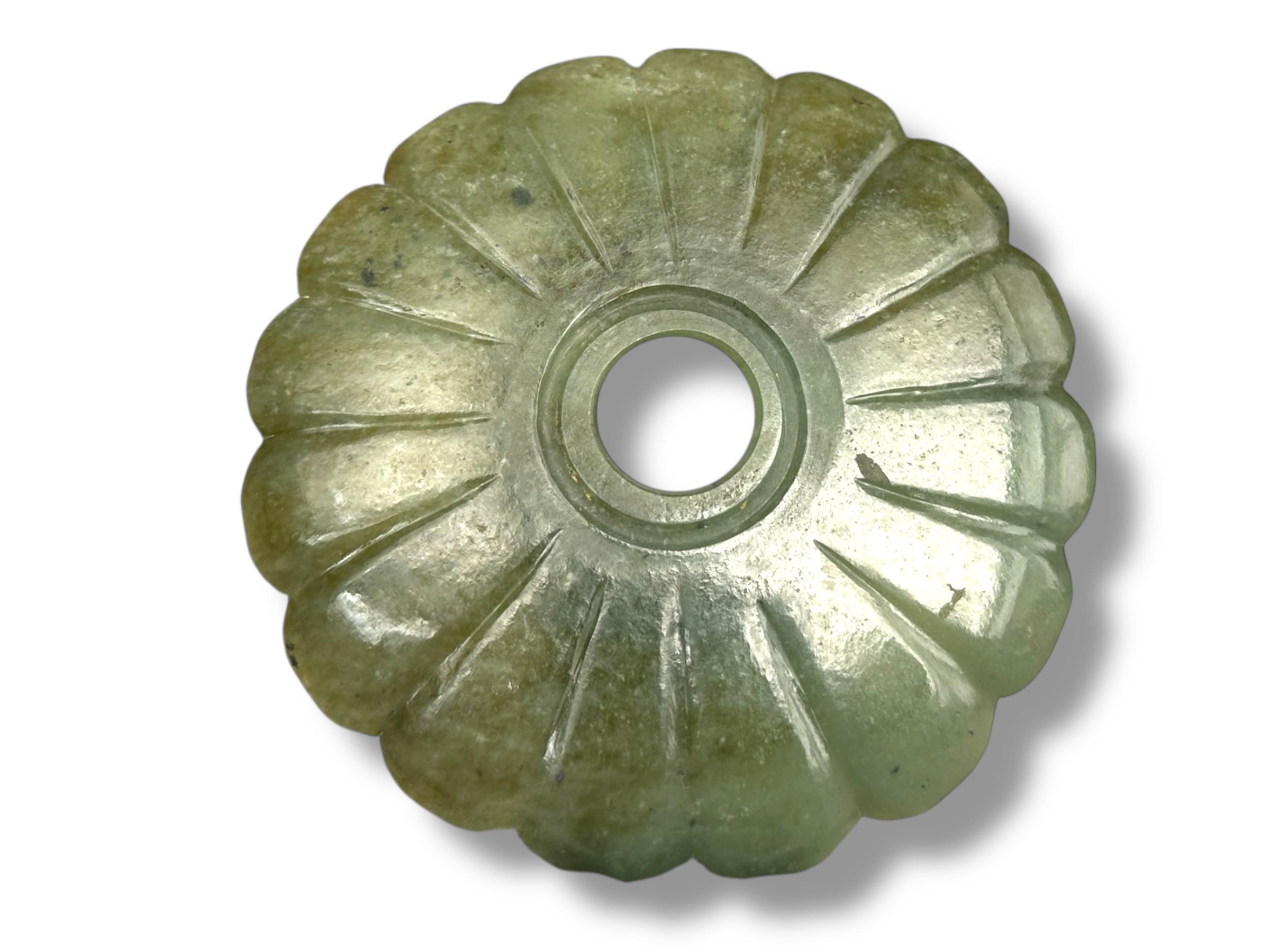 Support de tasse à thé en jade sculpté en forme de chrysanthème en vente 1