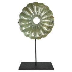 Support de tasse à thé en jade sculpté en forme de chrysanthème