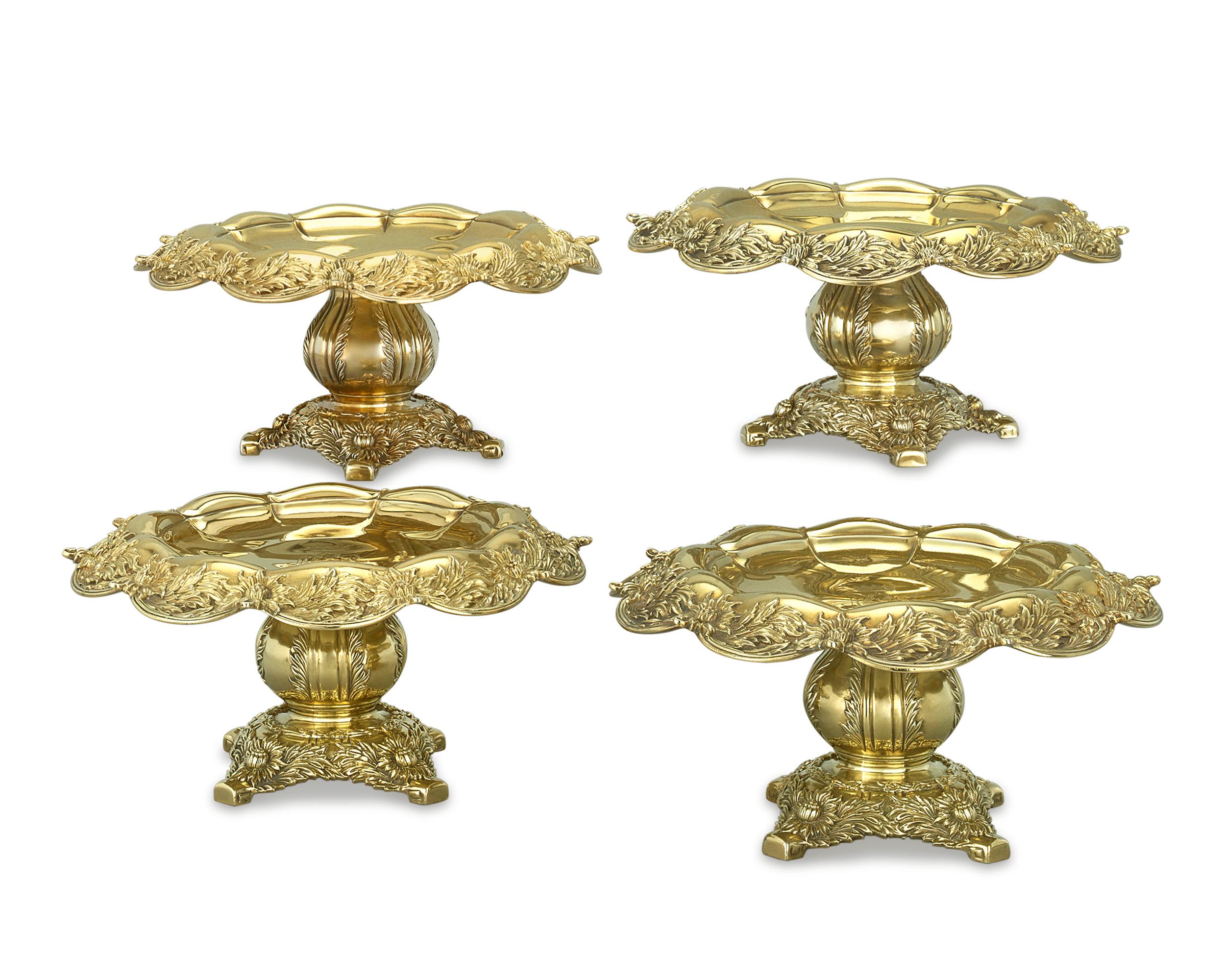 Cet impressionnant ensemble de quatre tazze en argent doré de Tiffany & Co. présente le motif très populaire et distinctif du chrysanthème. La brillance de la fabrication est ce qui distingue vraiment ce motif intemporel, qui est toujours considéré