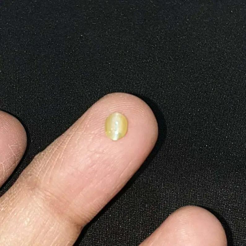 Women's or Men's Chrysoberyl Cabochon Cats Eye Natural Certified For Sale