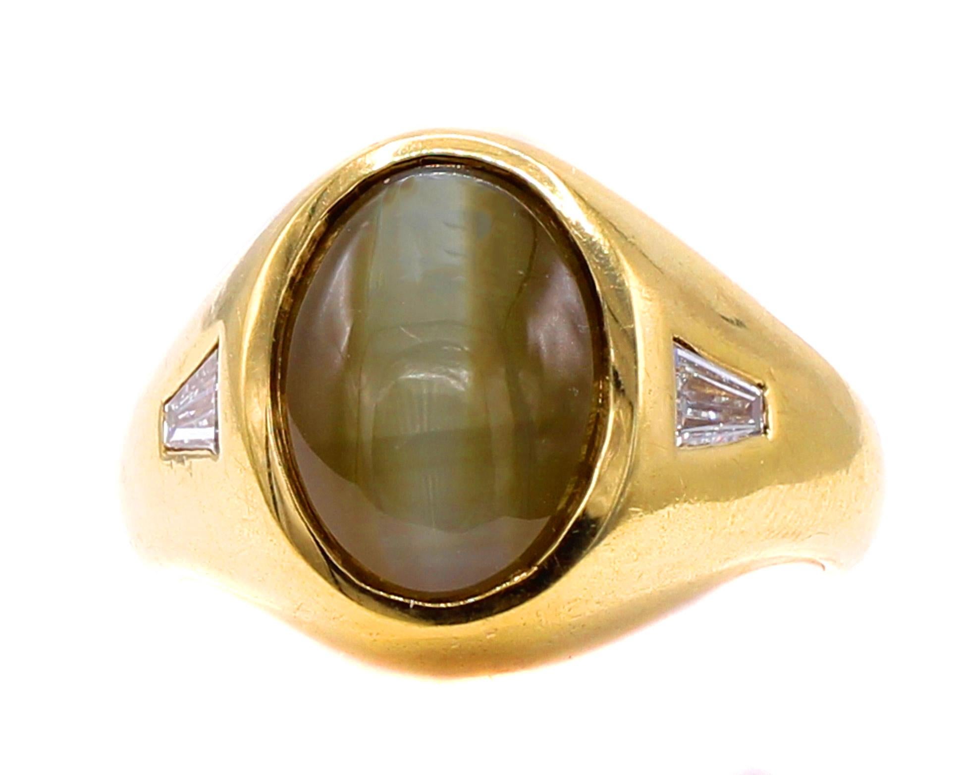 Chrysoberyl Cat's Eye 18 Karat Yellow Gold Ring In Excellent Condition For Sale In New York, NY