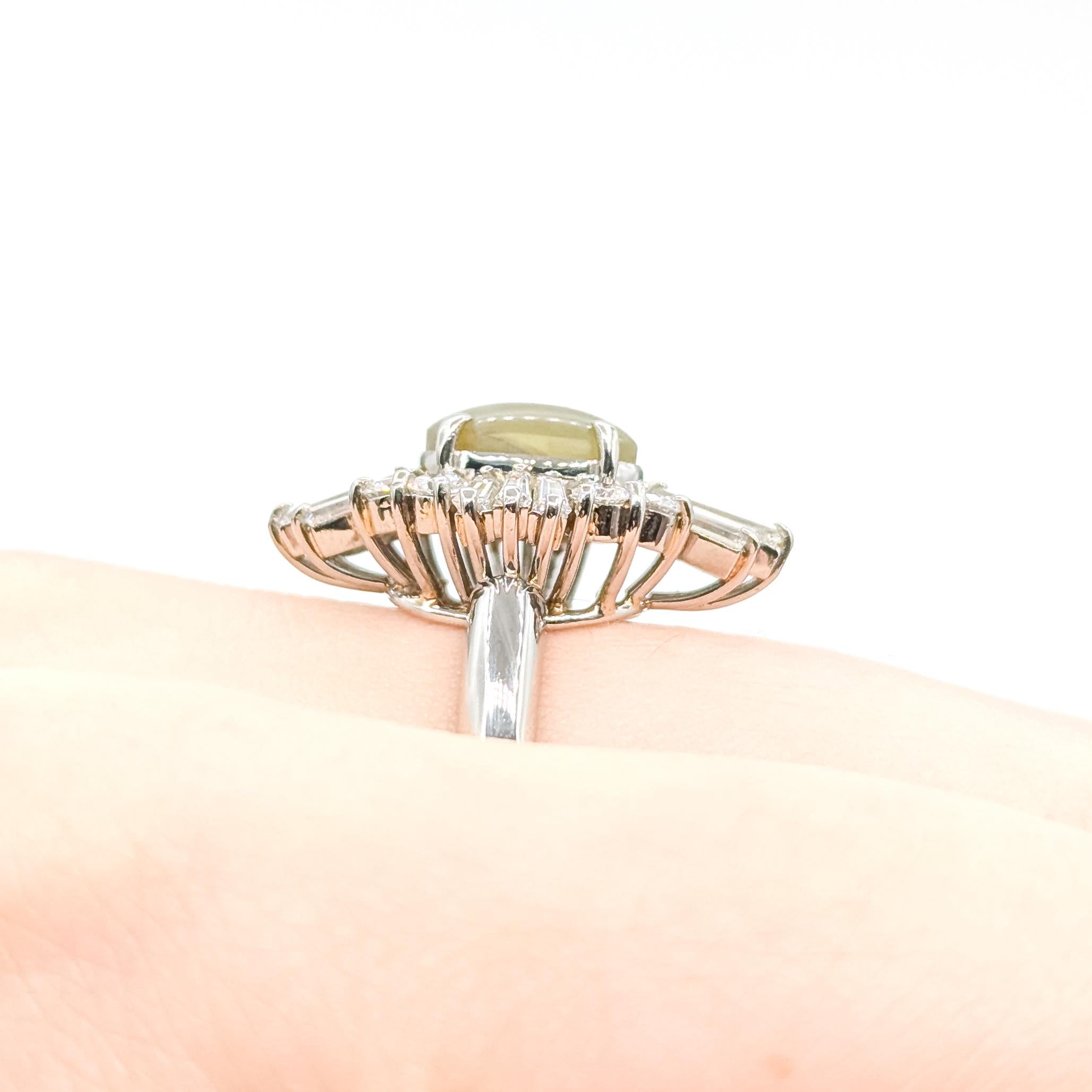 Taille cabochon Bague cocktail en platine avec œil de chat en chrysobéryl et diamant en vente