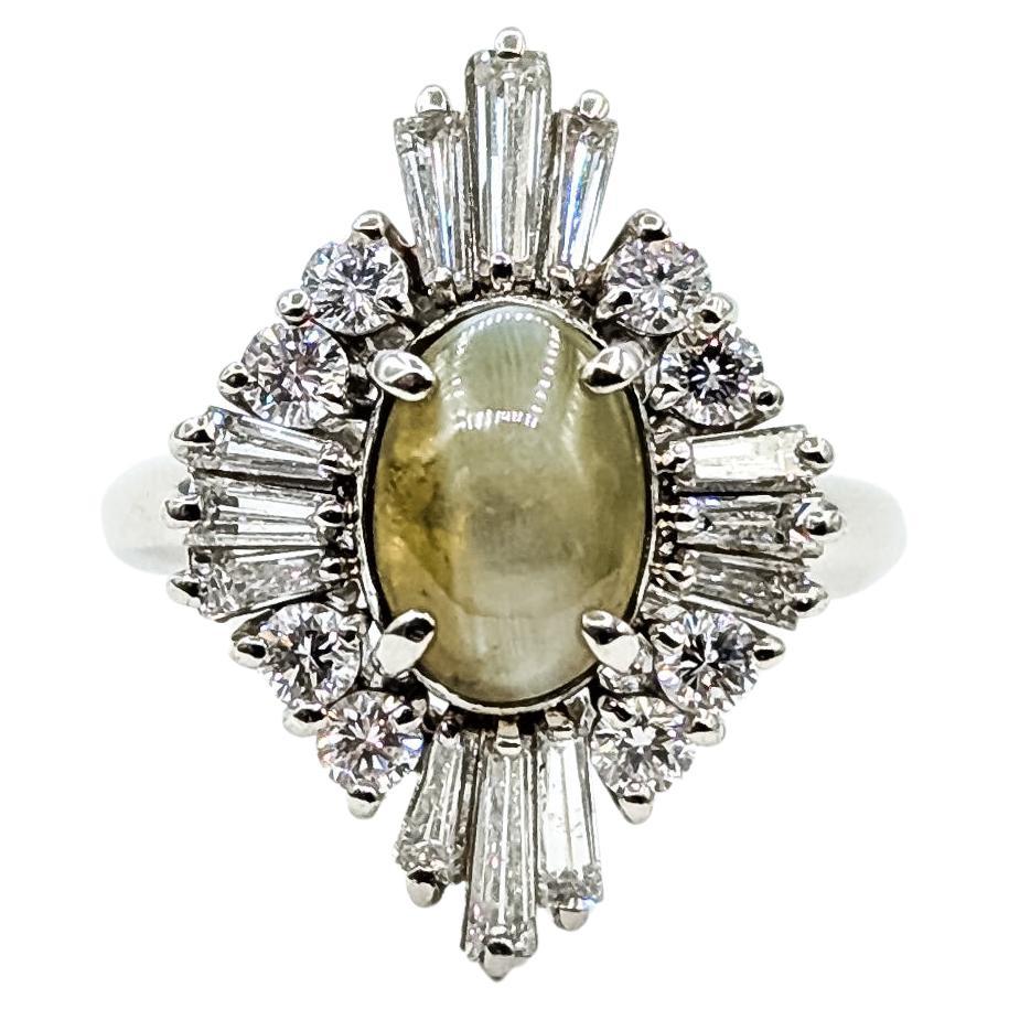 Bague cocktail en platine avec œil de chat en chrysobéryl et diamant