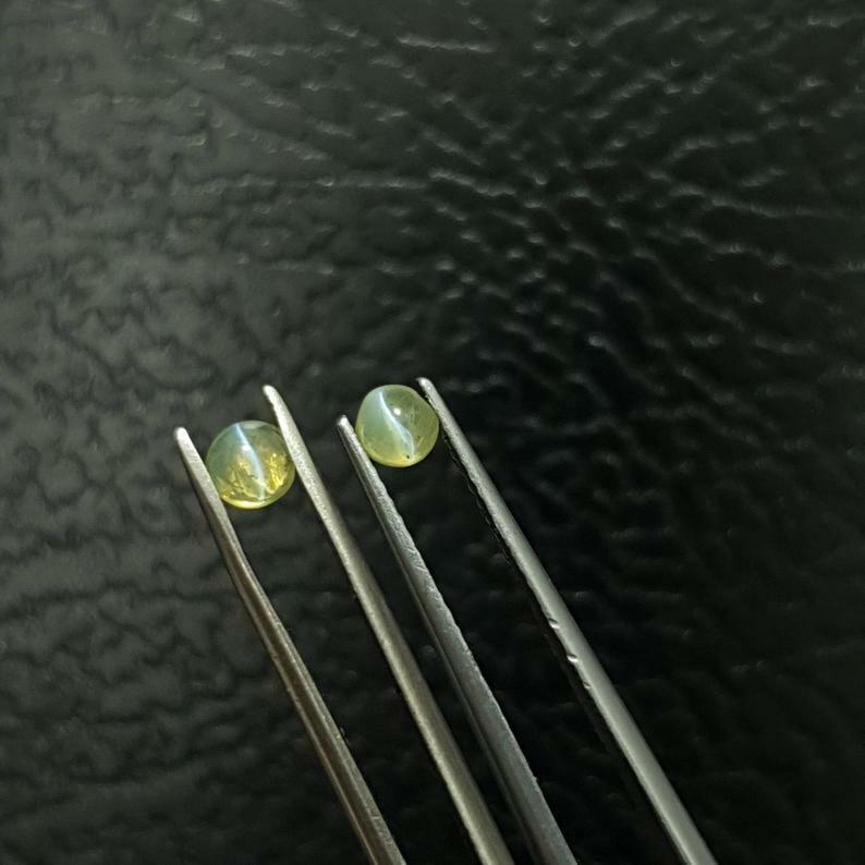Women's or Men's Chrysoberyl Cats Eye Natural Cabochon IGI Certified Stone For Sale