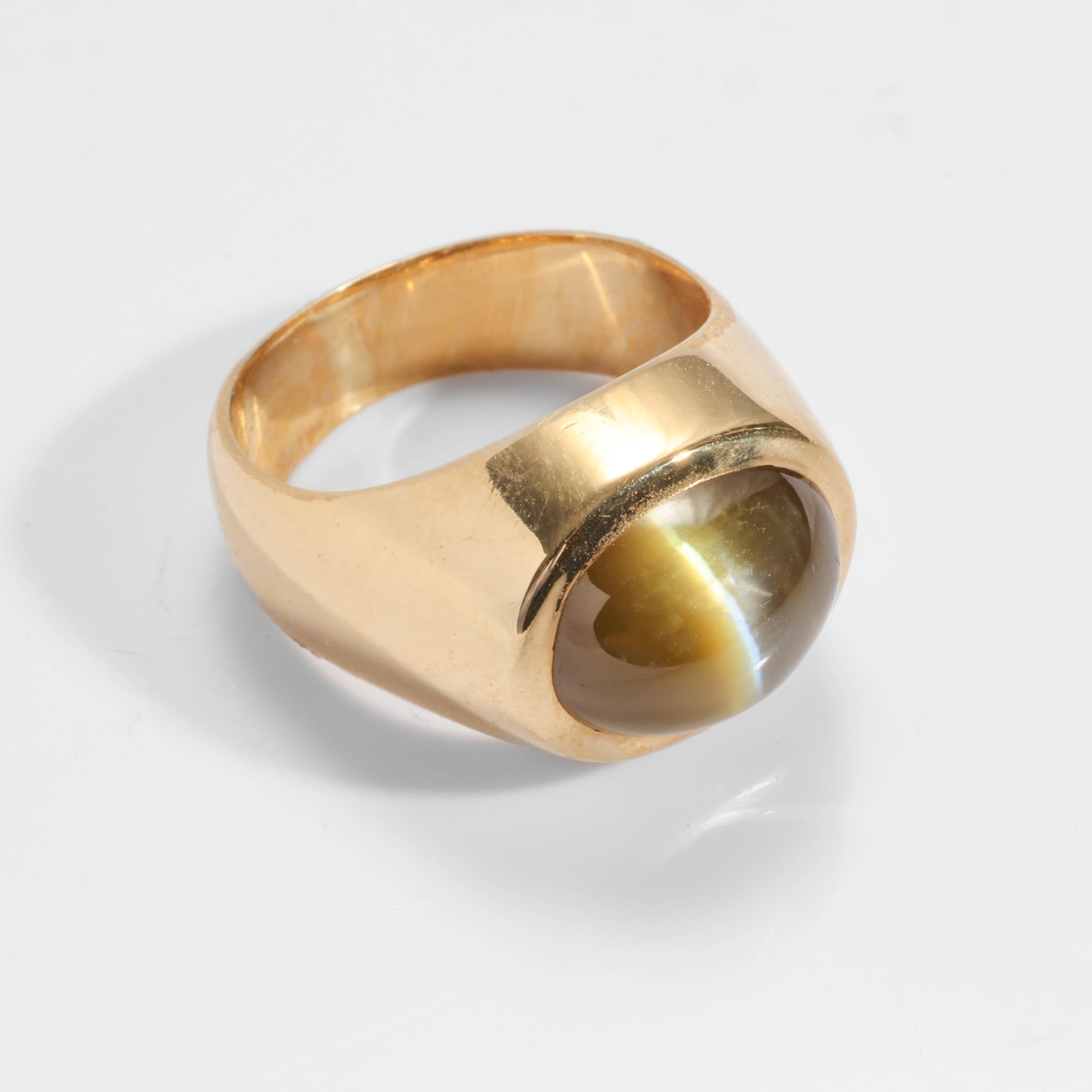Contemporary Chrysoberyl Cat's Eye Ring 12.5 Carats Milk & Honey Certified Men's Ring For Sale