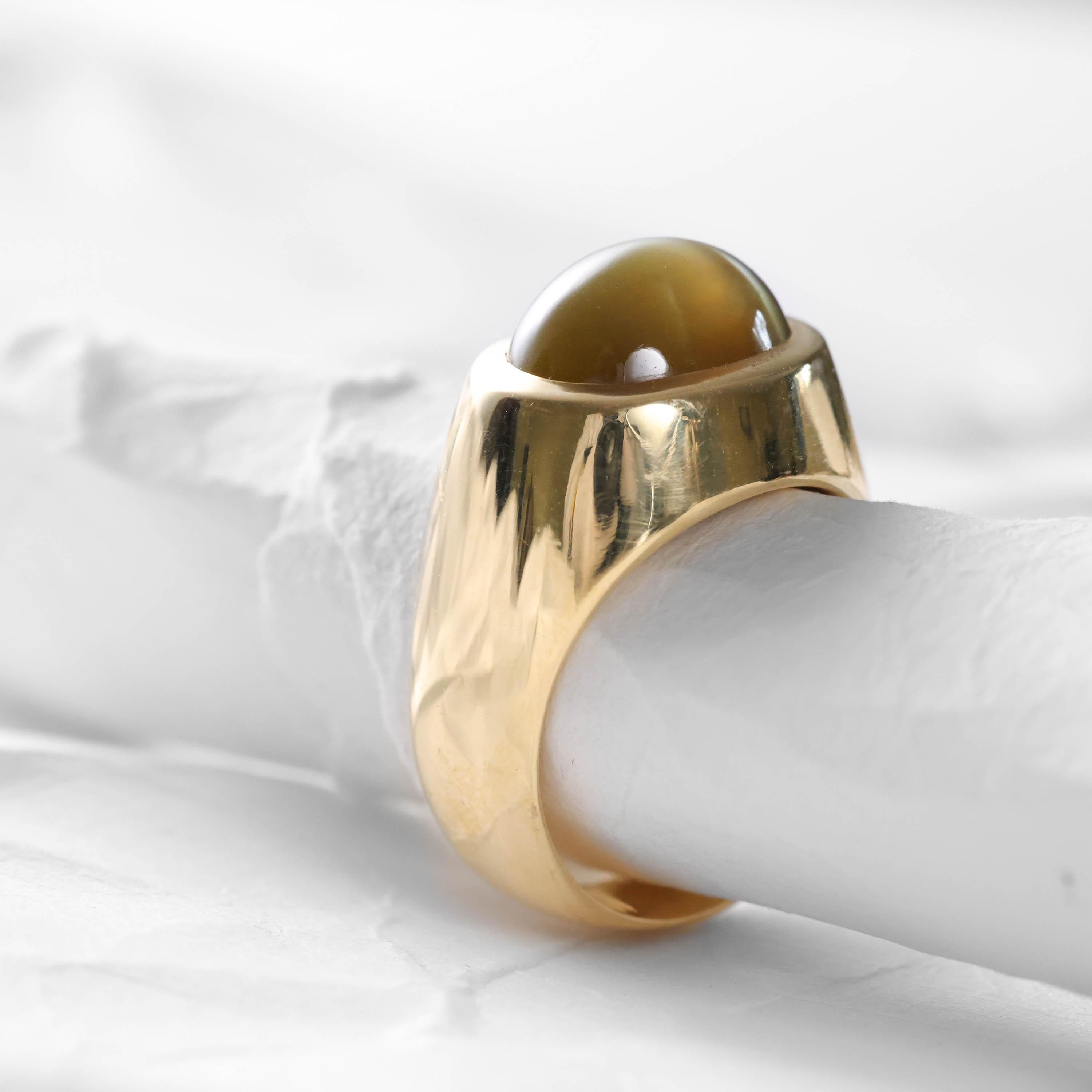 Women's or Men's Chrysoberyl Cat's Eye Ring 12.5 Carats Milk & Honey Certified Men's Ring For Sale