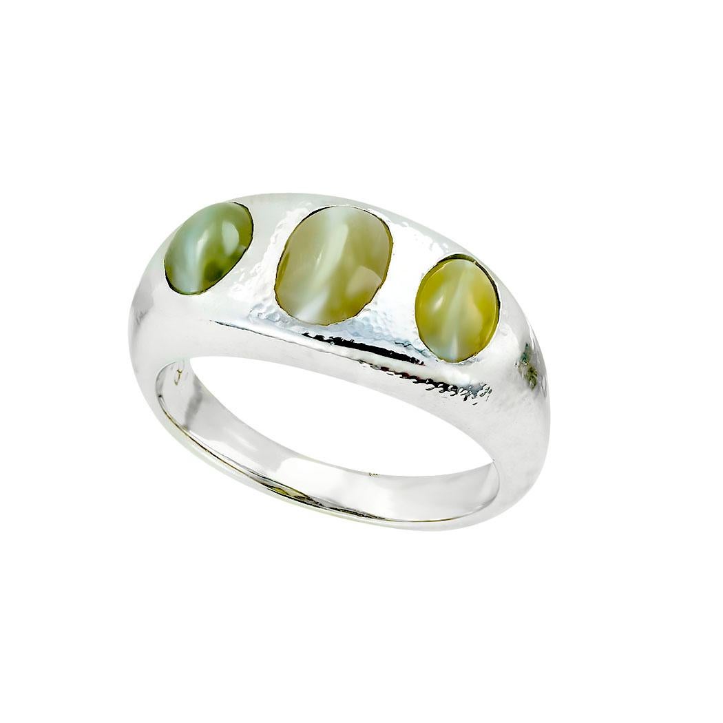 Art Deco chrysoberyl cat’s eye three-stone and white gold ring circa 1930. *

SPECIFICATIONS:

GEMSTONES:  three oval chrysoberyl cat’s eye.

METAL:  18-karat white gold decorated by a light hammered texture.

WEIGHT:  9.5 grams.

RING SIZE: 