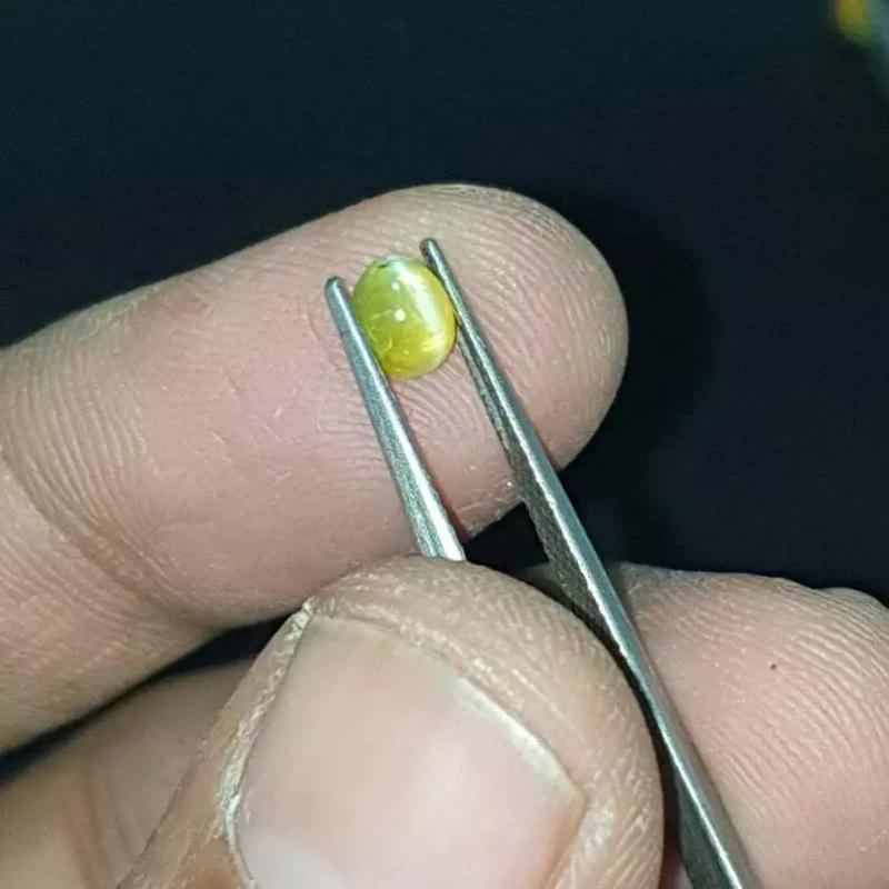 Chrysoberyl Cats Eyes 0.97cts Natural Cat Eye Chrysoberyl Cabochon IGI Certified
Light weight can be worn everyday

Additional information:
Condition: New with tags: A brand-new, unused, and unworn item (including handmade items) in the original