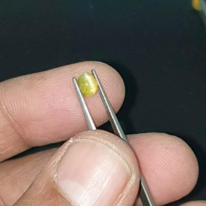 Chrysoberyl Cats Eyes 0.97cts Natural Cabochon IGI Certified In New Condition For Sale In Chicago, IL