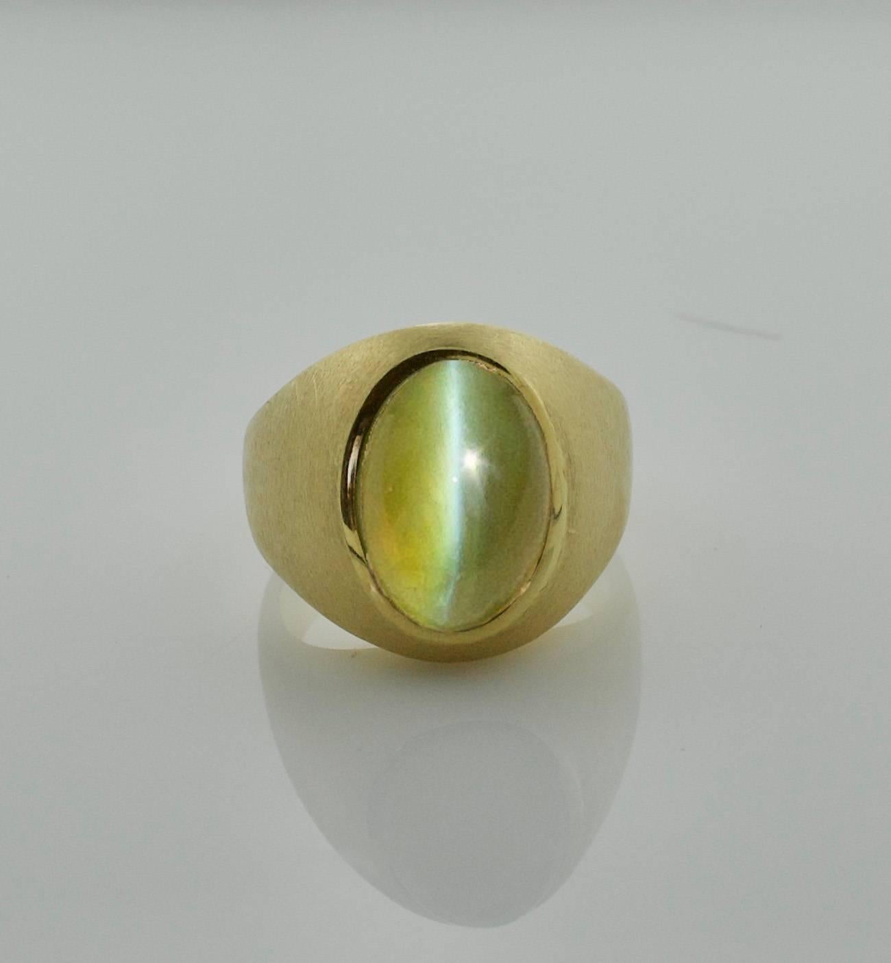 Oval Cut Chrysoberyl Catseye in 18 Karat Yellow Gold Substantial Ring For Sale