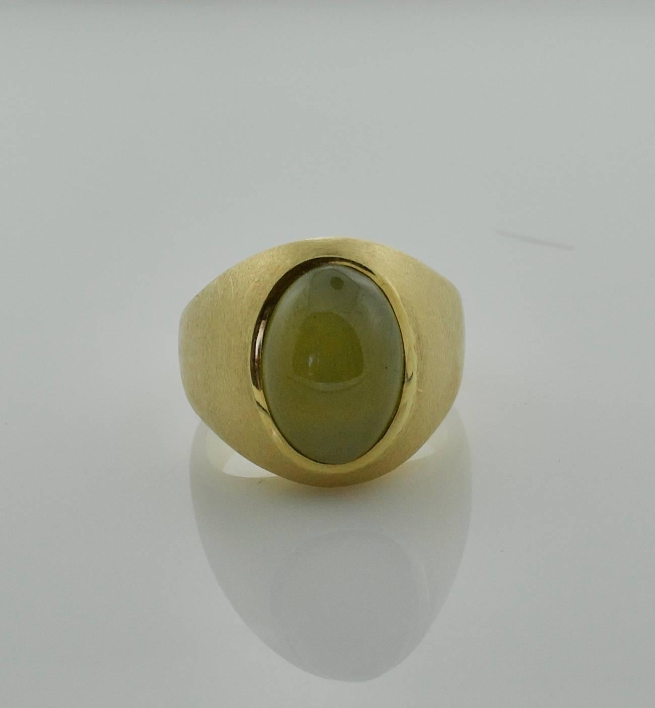 Chrysoberyl Catseye in 18 Karat Yellow Gold Substantial Ring In Excellent Condition For Sale In Wailea, HI