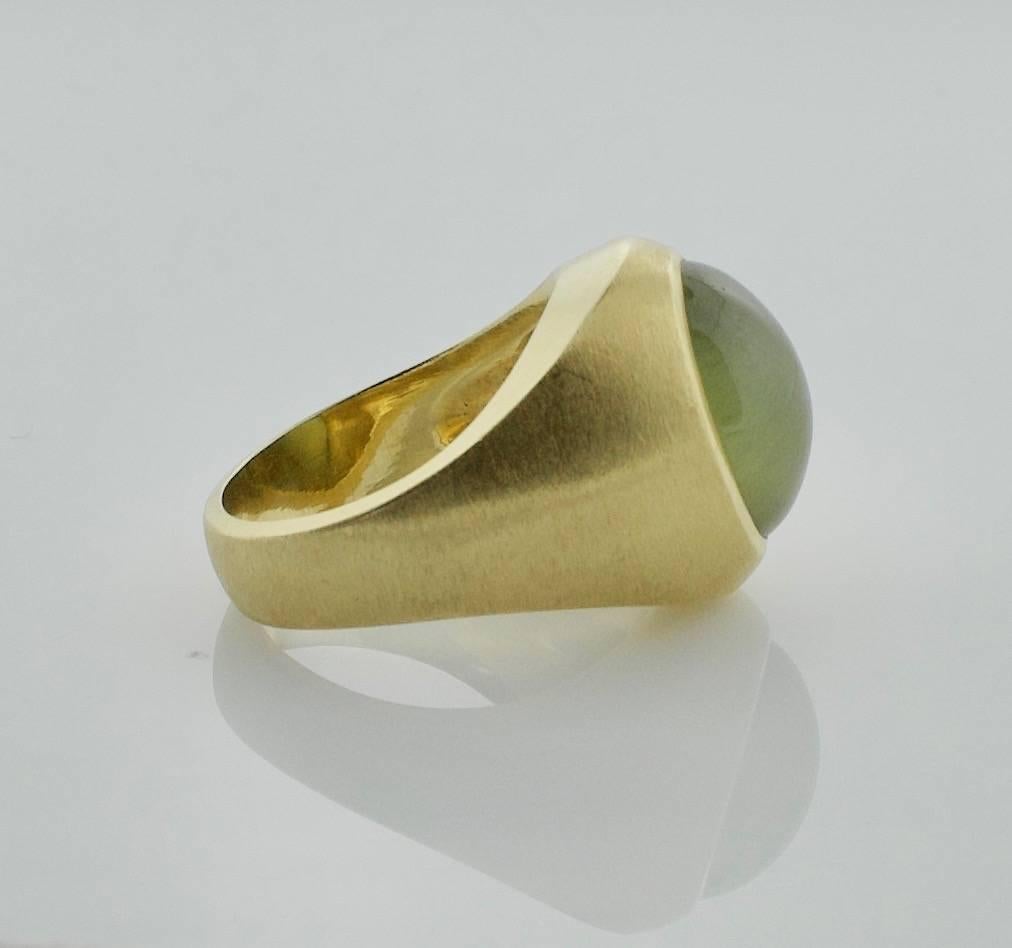 Women's or Men's Chrysoberyl Catseye in 18 Karat Yellow Gold Substantial Ring For Sale