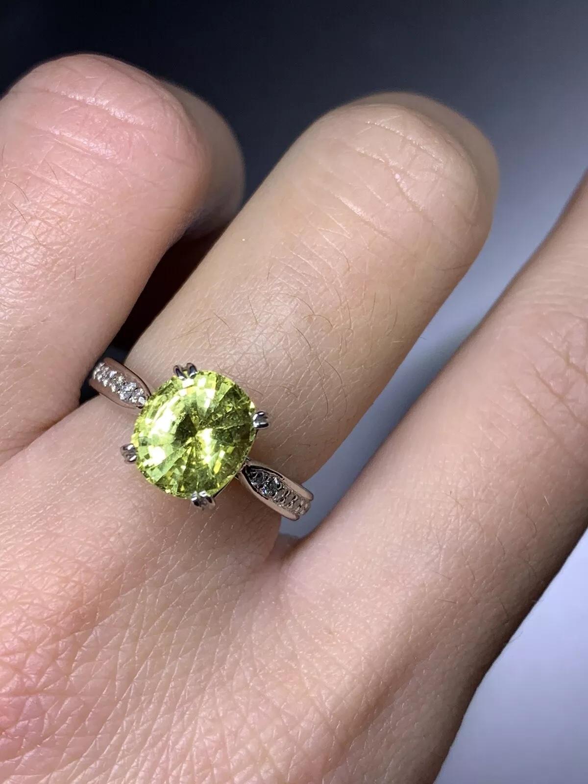 Taglio ovale Anello di fidanzamento con crisoberillo ovale a cuscino e diamanti in platino. in vendita