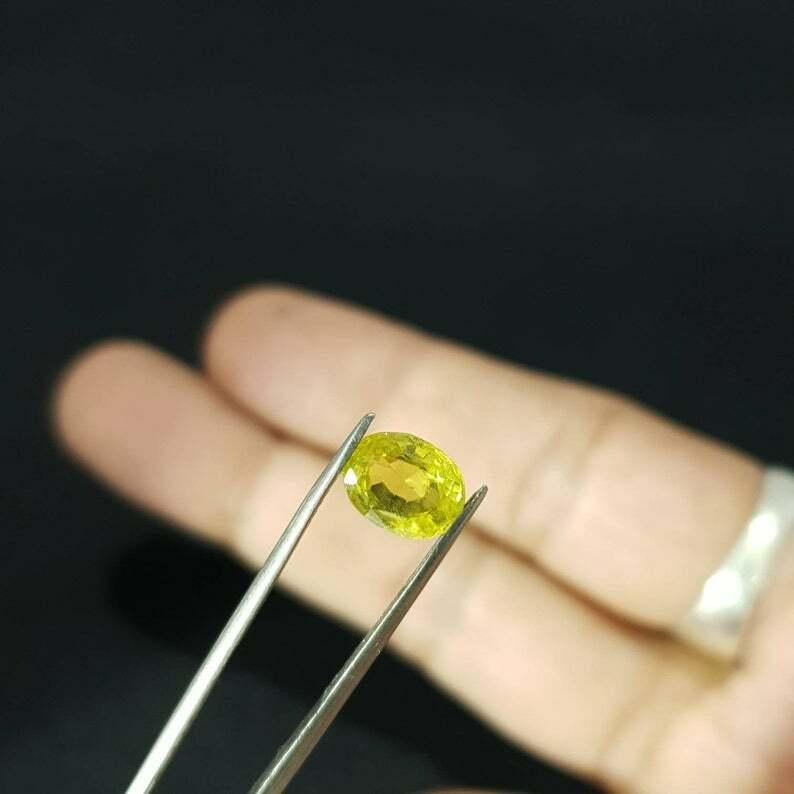 Chrysoberyl Stone 2.05 Cts Chrysoberyl Cut Stone Natural IGI Certified In New Condition For Sale In Chicago, IL