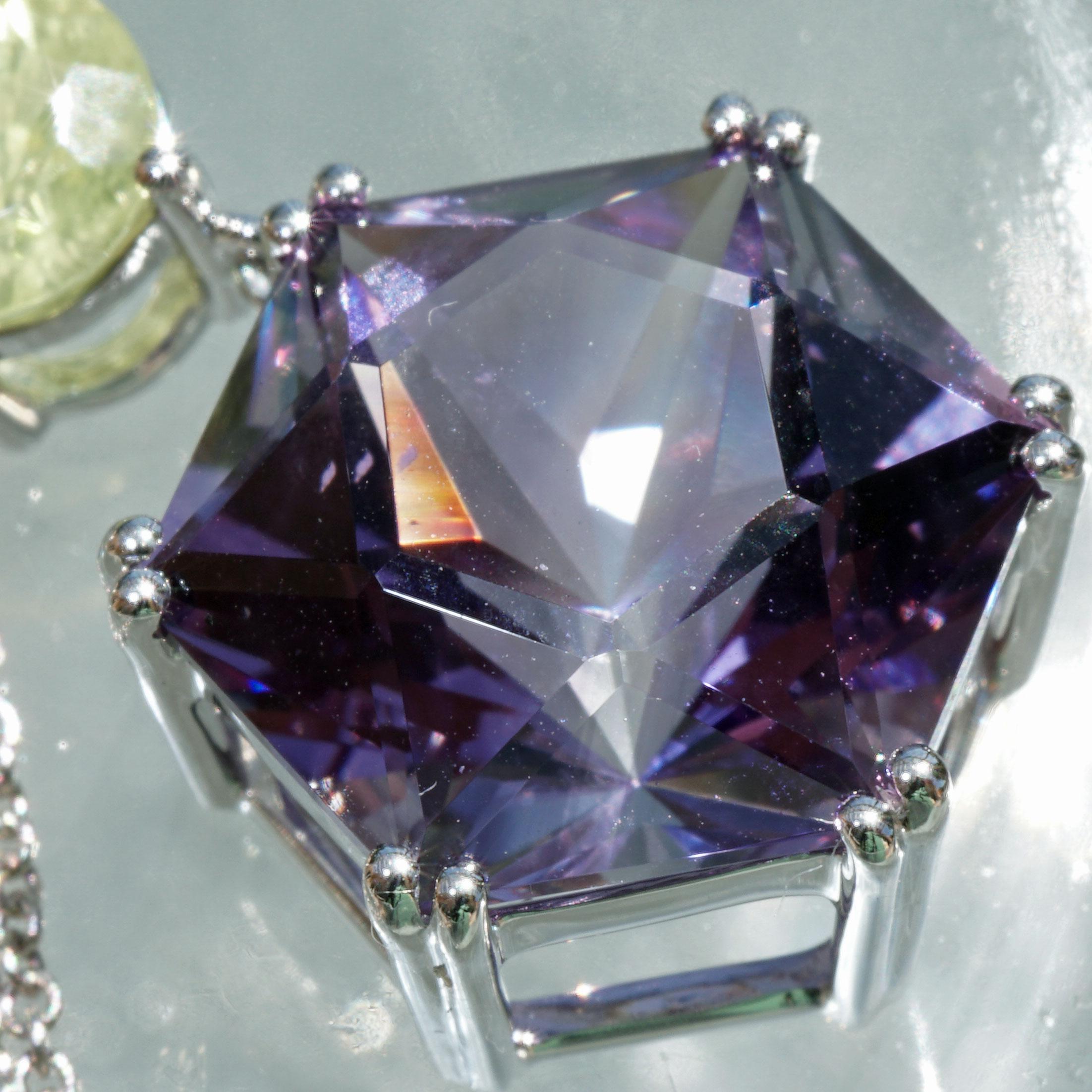 a rare color combination, neon yellow and violet in star shape, puristic and rare, results in an incredibly beautiful white gold pendant, a round facetted chrysoberyl approx. 1.41 ct, AA, natural growth characteristics, transparent, rare natural