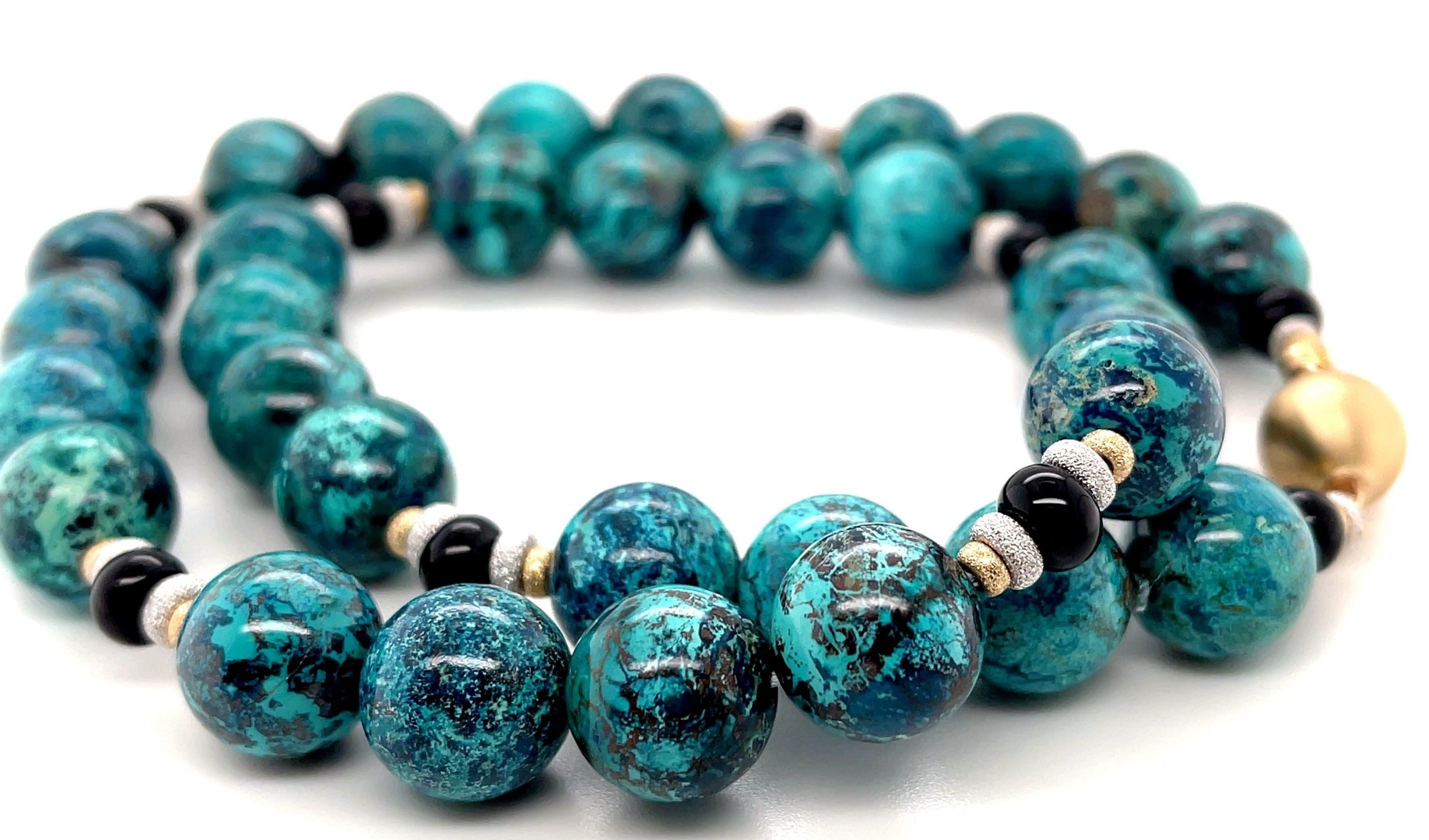 Perlenhalskette aus Chrysokoll und Onyx mit Akzenten aus 18k Gelb- und Weißgold (Kunsthandwerker*in) im Angebot