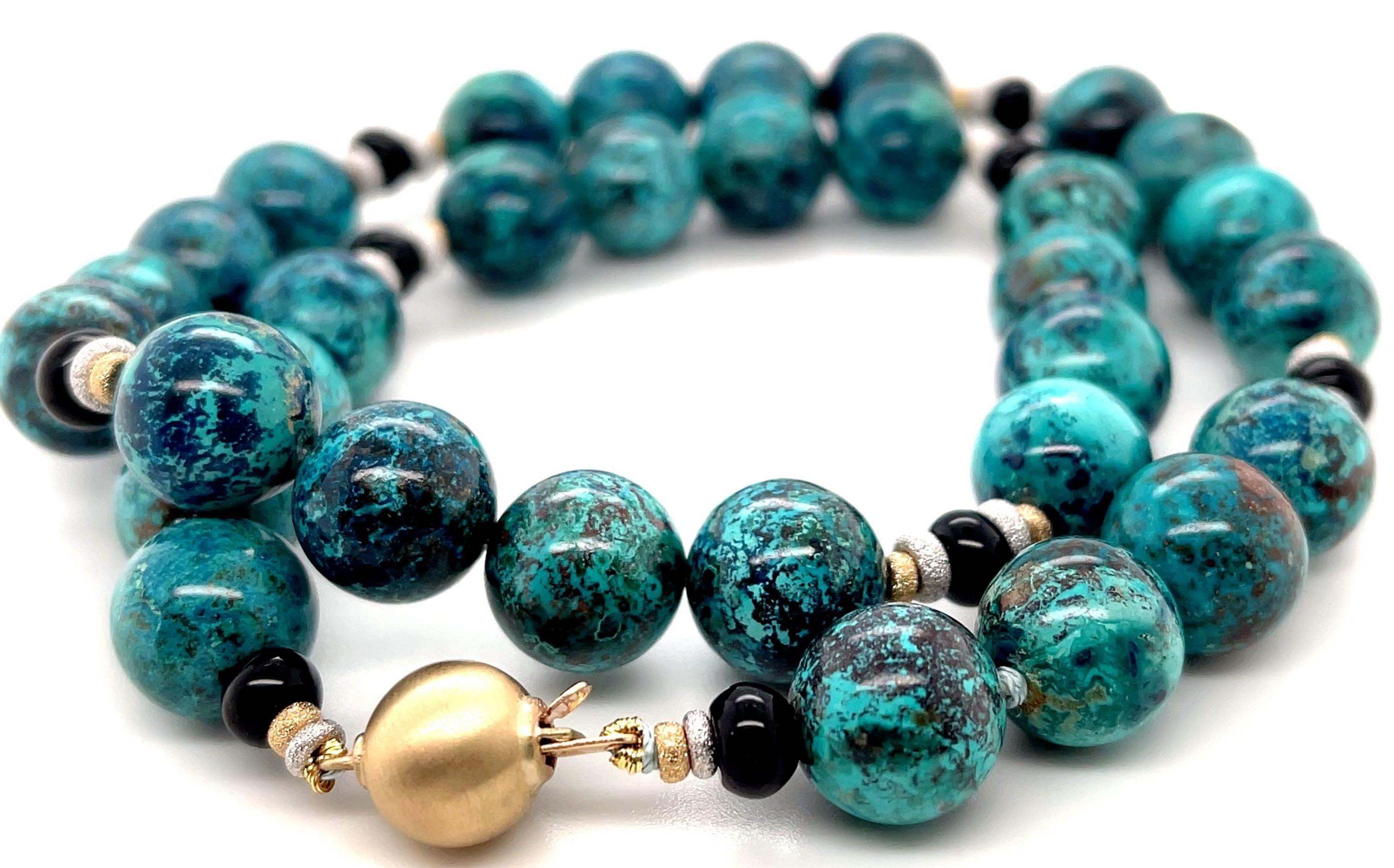 Perlenhalskette aus Chrysokoll und Onyx mit Akzenten aus 18k Gelb- und Weißgold im Zustand „Neu“ im Angebot in Los Angeles, CA