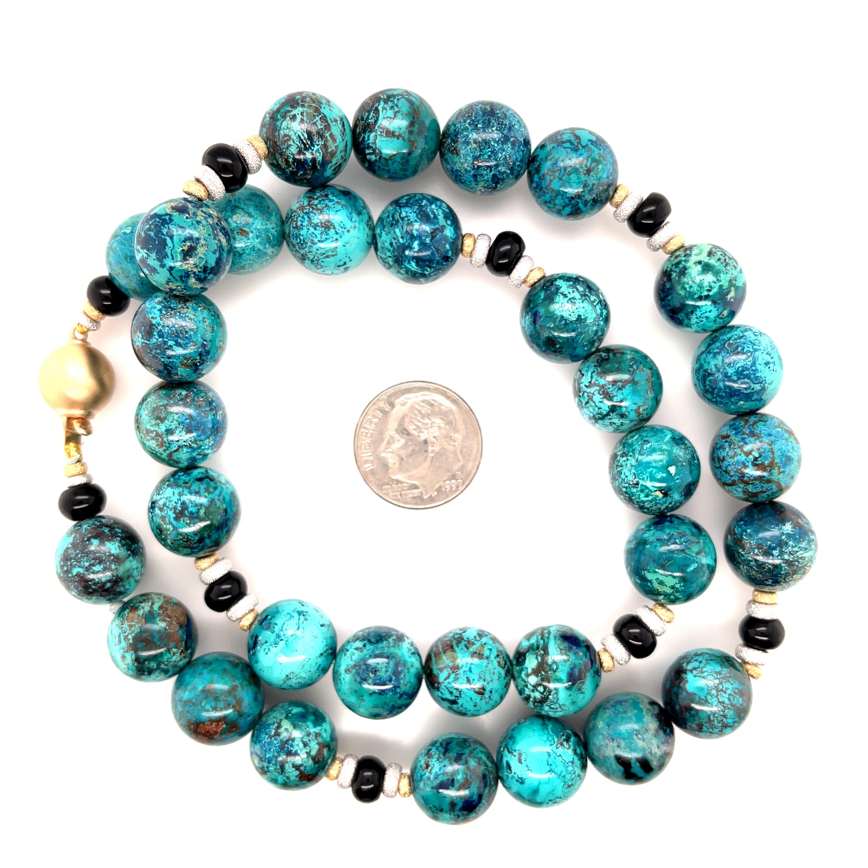 Perlenhalskette aus Chrysokoll und Onyx mit Akzenten aus 18k Gelb- und Weißgold Damen im Angebot