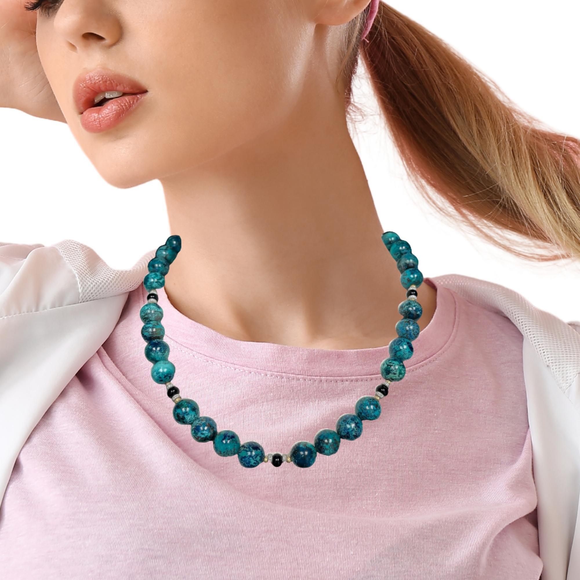 Perlenhalskette aus Chrysokoll und Onyx mit Akzenten aus 18k Gelb- und Weißgold im Angebot 1