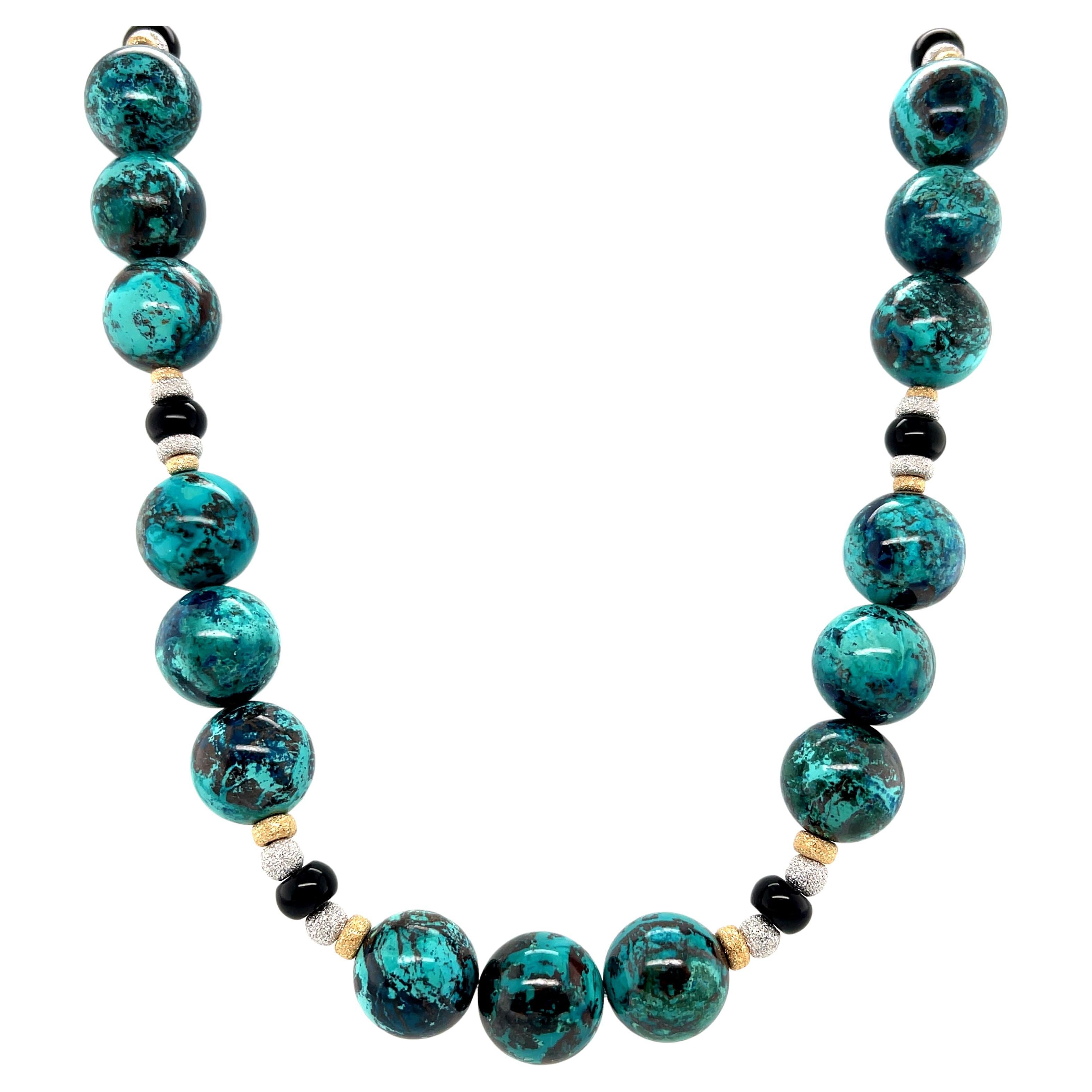 Collier de perles Chrysocolla et onyx avec accents en or jaune et blanc 18 carats  