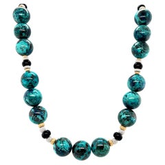 Collier de perles Chrysocolla et onyx avec accents en or jaune et blanc 18 carats  