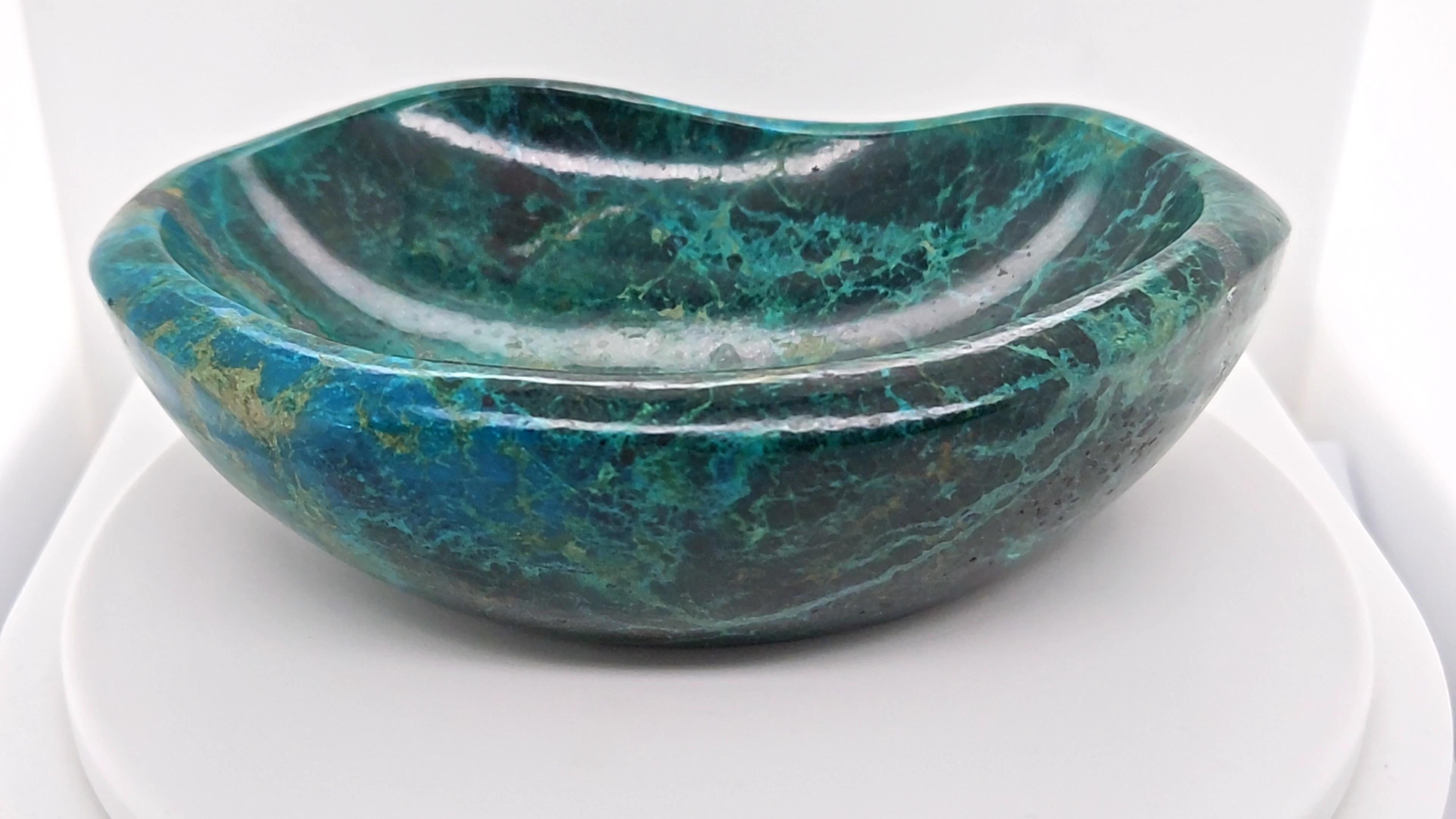 Un bol en chrysocolle naturel fait à la main et taillé à Idar-Oberstein, en Allemagne.
Le bol est joliment veiné et présente les couleurs bleutées et verdâtres typiques.

Il s'agit d'une pièce idéale pour décorer un bureau, un meuble de toilette ou