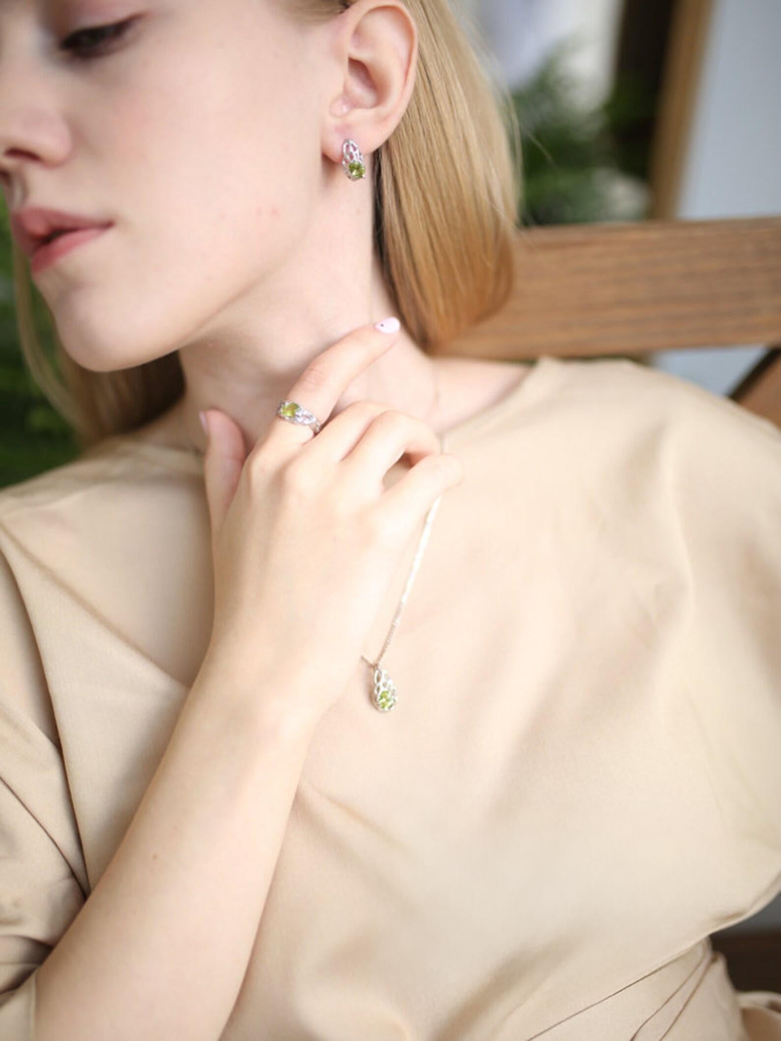 Women's or Men's Chrysolite Silver Pendant Peridot Pear Green Vonnie Gem Kristen Stewart Style For Sale