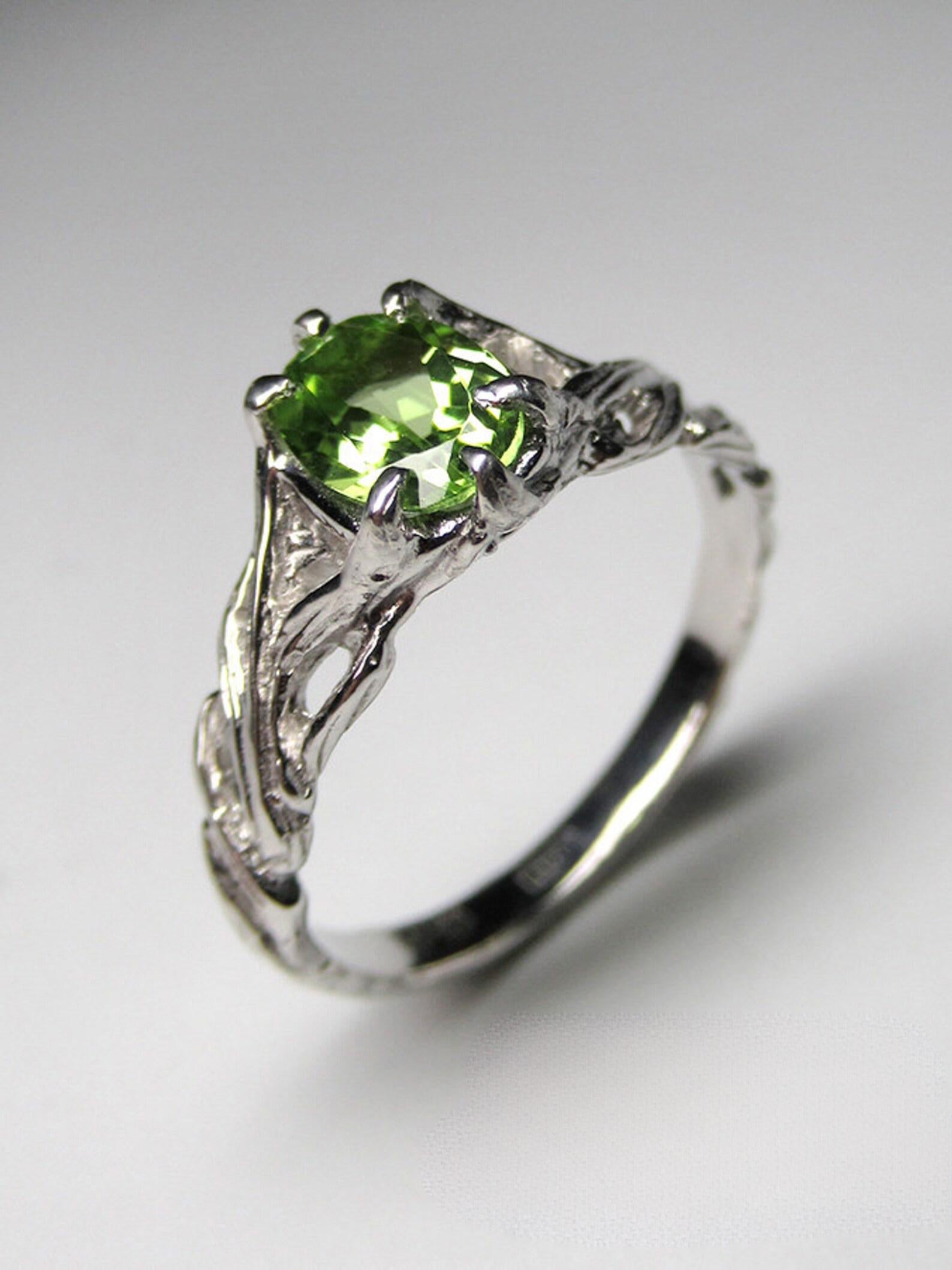 Chrysolite Silver Ring Pear Green Color Classic Oval Peridot Gemstone Gift In New Condition For Sale In Berlin, DE