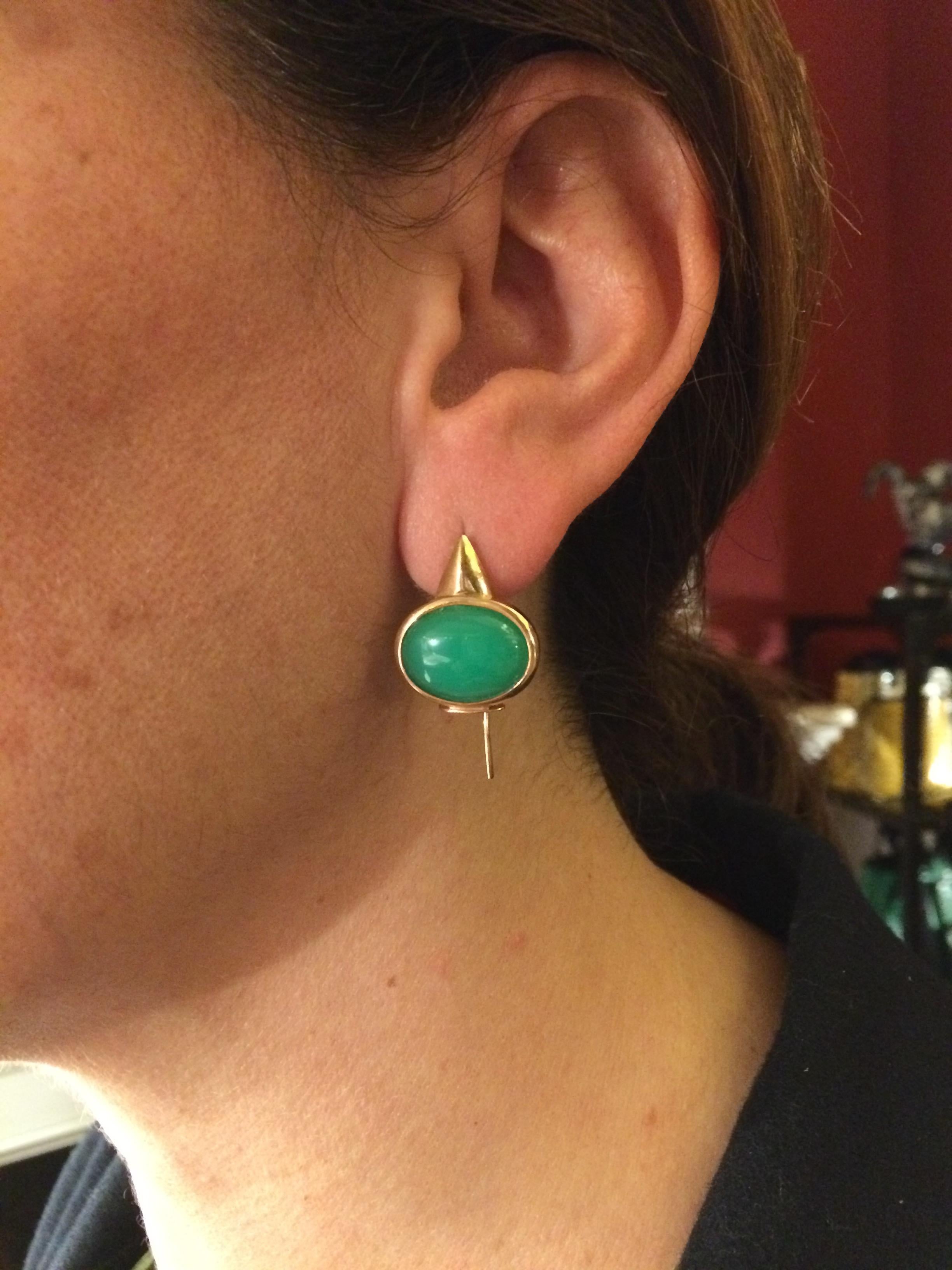 Rossella Ugolini Design Collection Chrysophrase 18 Karat Yellow Gold Stud Modern Lever Back Design Green Earrings.
Handcrafted in 18 karats yellow gold a bright and comfortable lever back earrings.
Chrysoprase is the green stone of sincerity. It