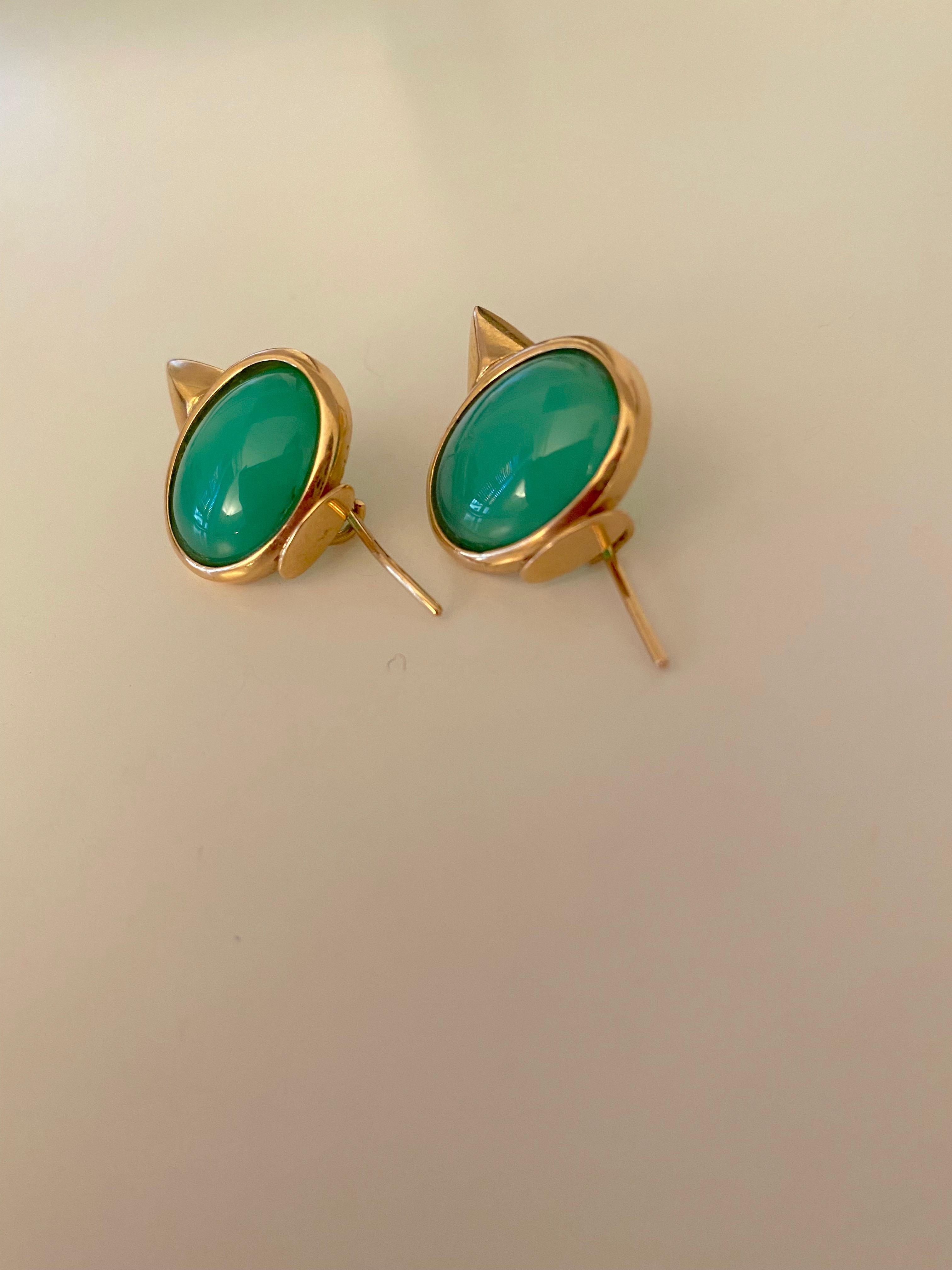 Chrysophrase 18 Karat Yellow Gold Stud Lever Back Modern Design Green Earrings For Sale 2